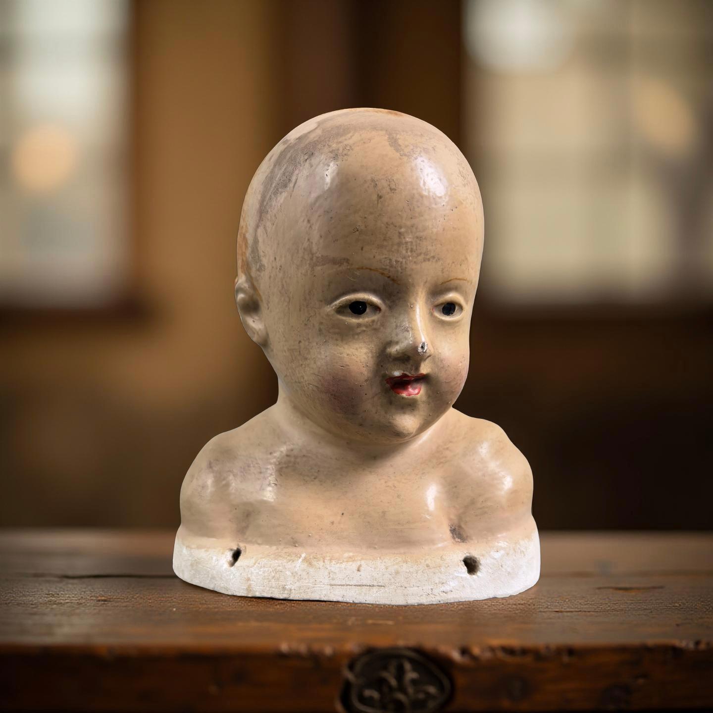 Buste en plâtre polychrome Spledido de l'Enfant Jésus, Italie, Toscane, XVIIIe siècle. Entièrement fait à la main, avec les traits du visage peints dans une expression joyeuse.

Excellent état de conservation, polychromie d'origine.

Dimensions H cm