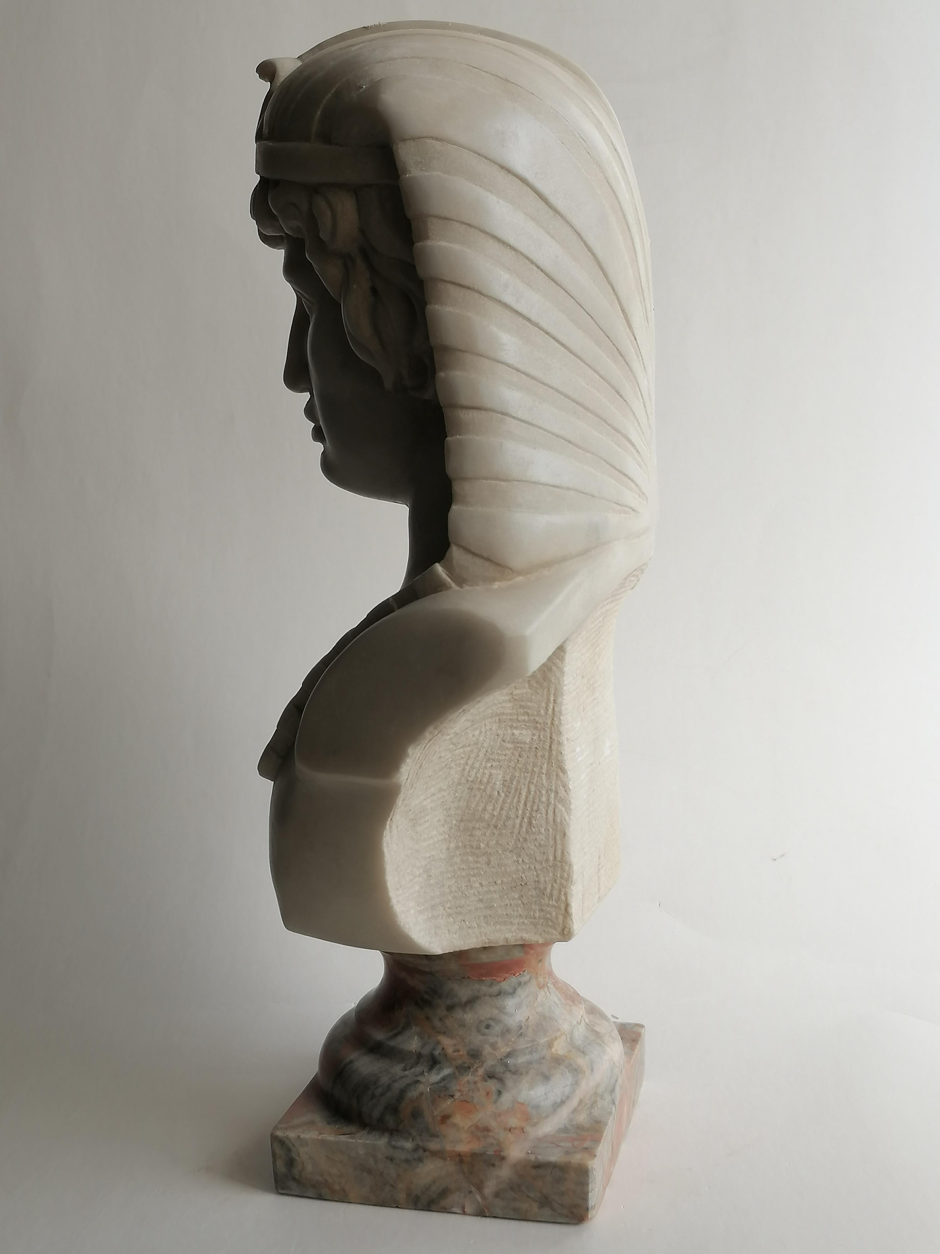 Busto di Antinoo Version egizia -scolpito su marmo - fabriqué en Italie Excellent état - En vente à Tarquinia, IT