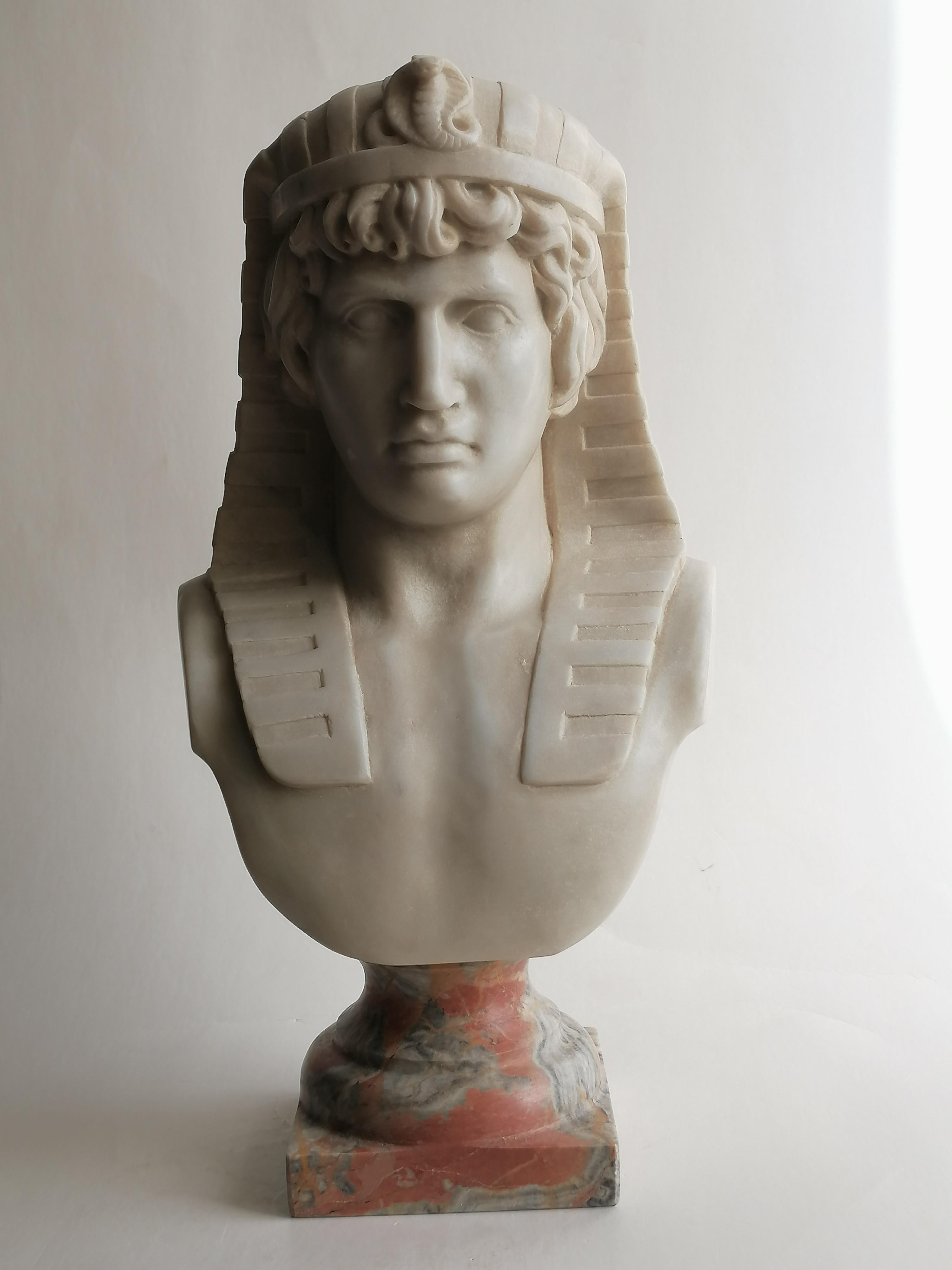 Marbre de Carrare Busto di Antinoo Version egizia -scolpito su marmo - fabriqué en Italie en vente