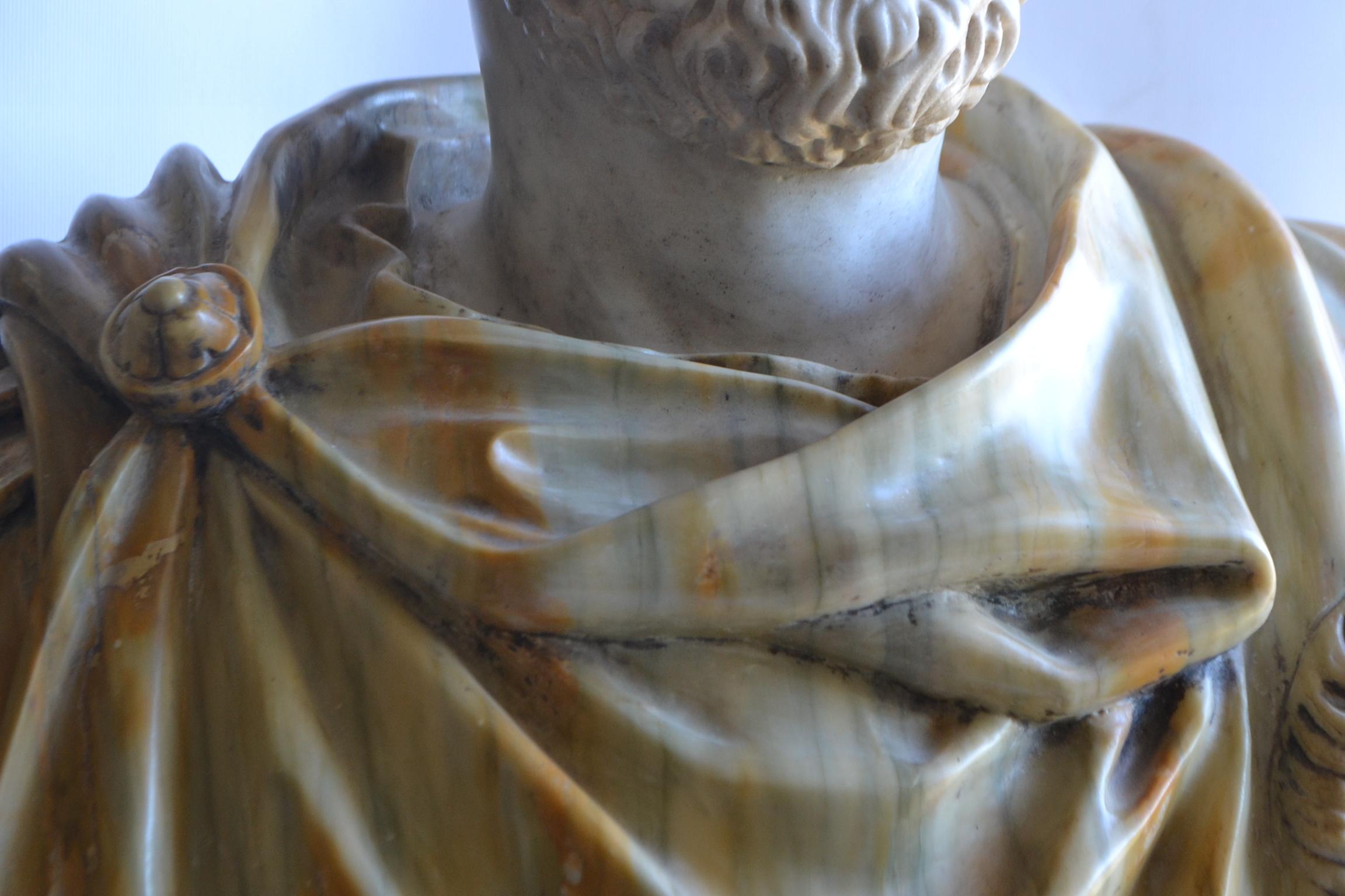 Busto di Antonino Pio en marmo giallo Siena et marmo Bianco Carrara, fabriqué en Italie en vente 2