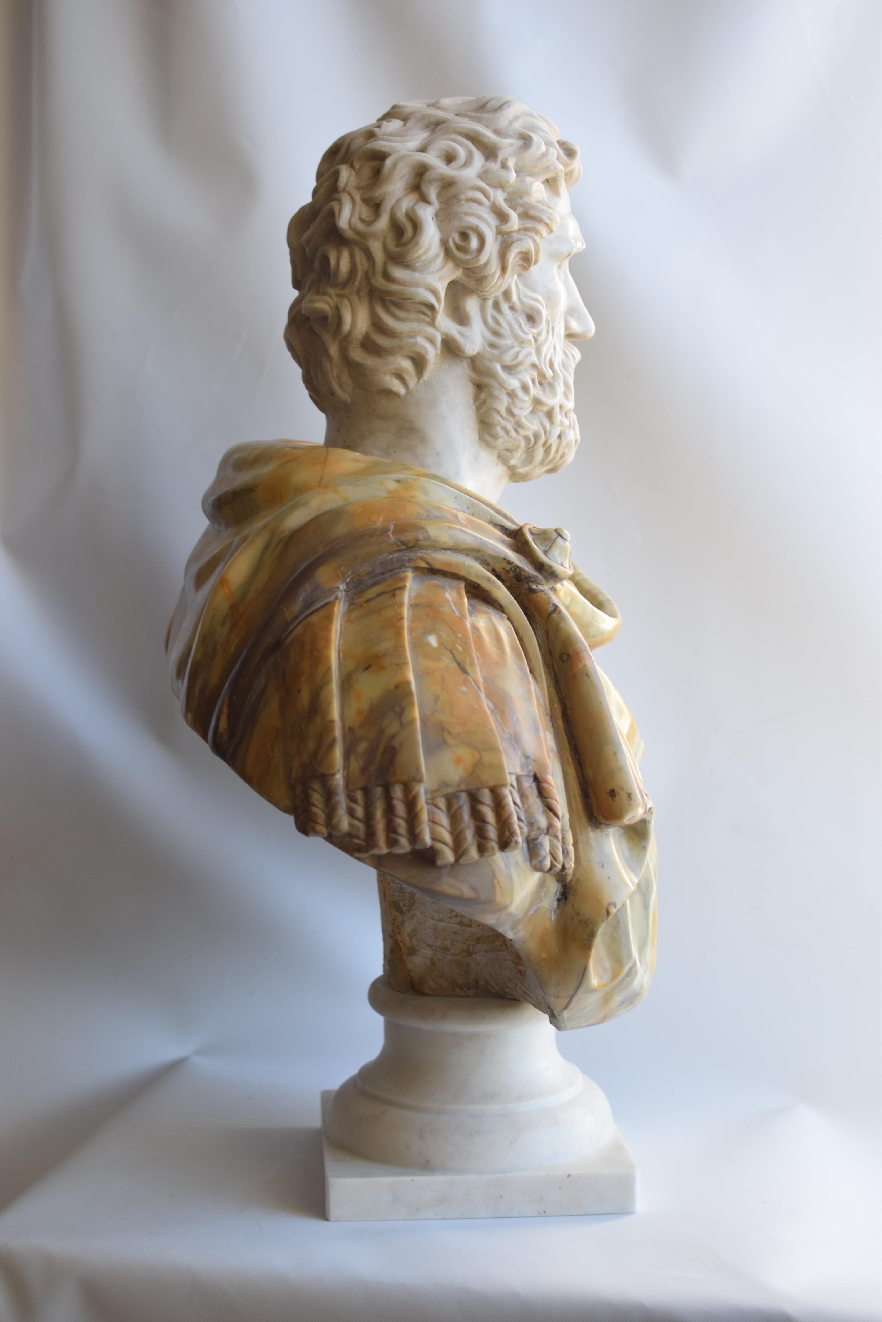Italian Busto di Antonino Pio en marmo giallo Siena et marmo Bianco Carrara, fabriqué en Italie en vente