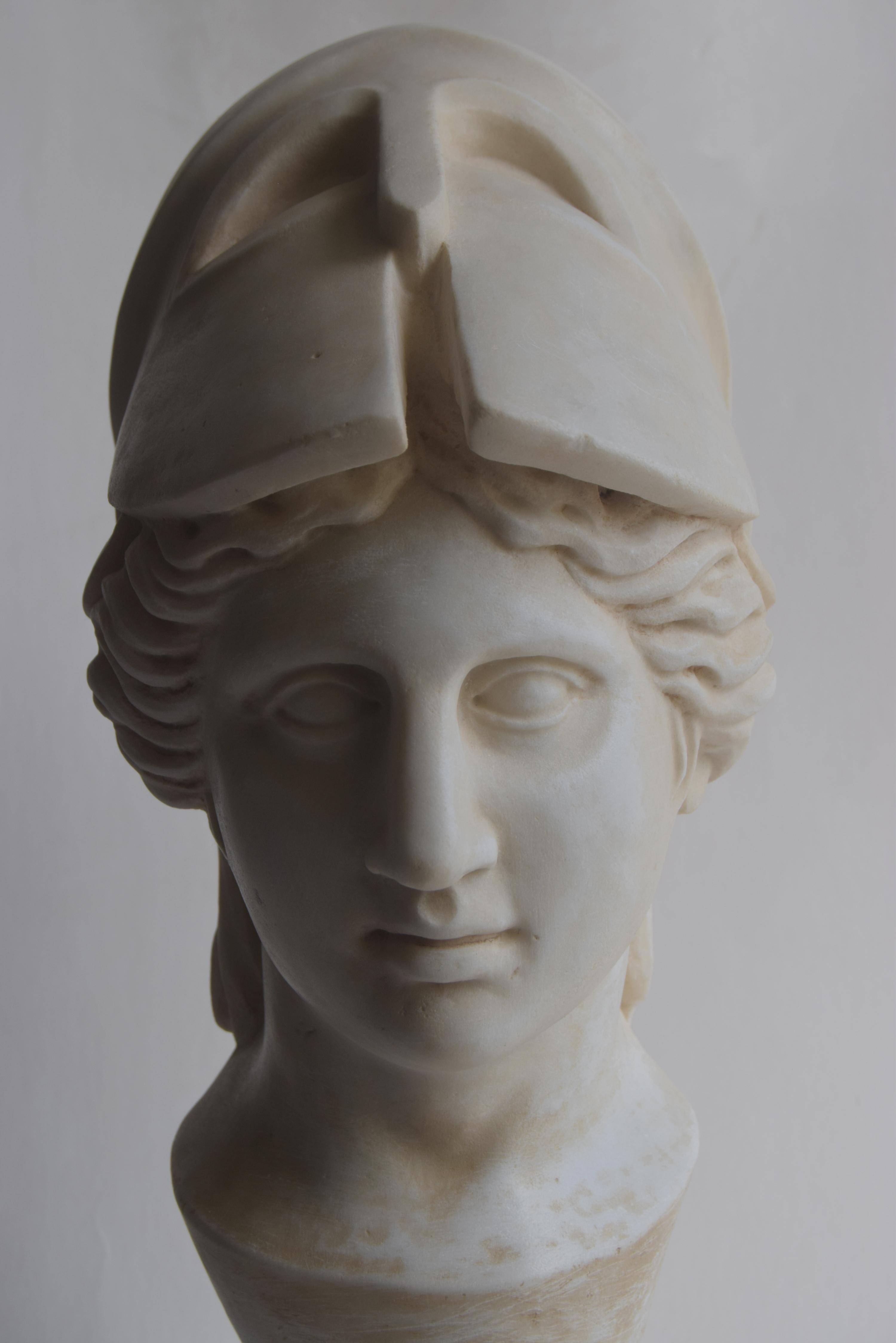 Italian Busto di Atena o Minerva romana scolpito su marmo bianco Carrara -made in Italy in vendita