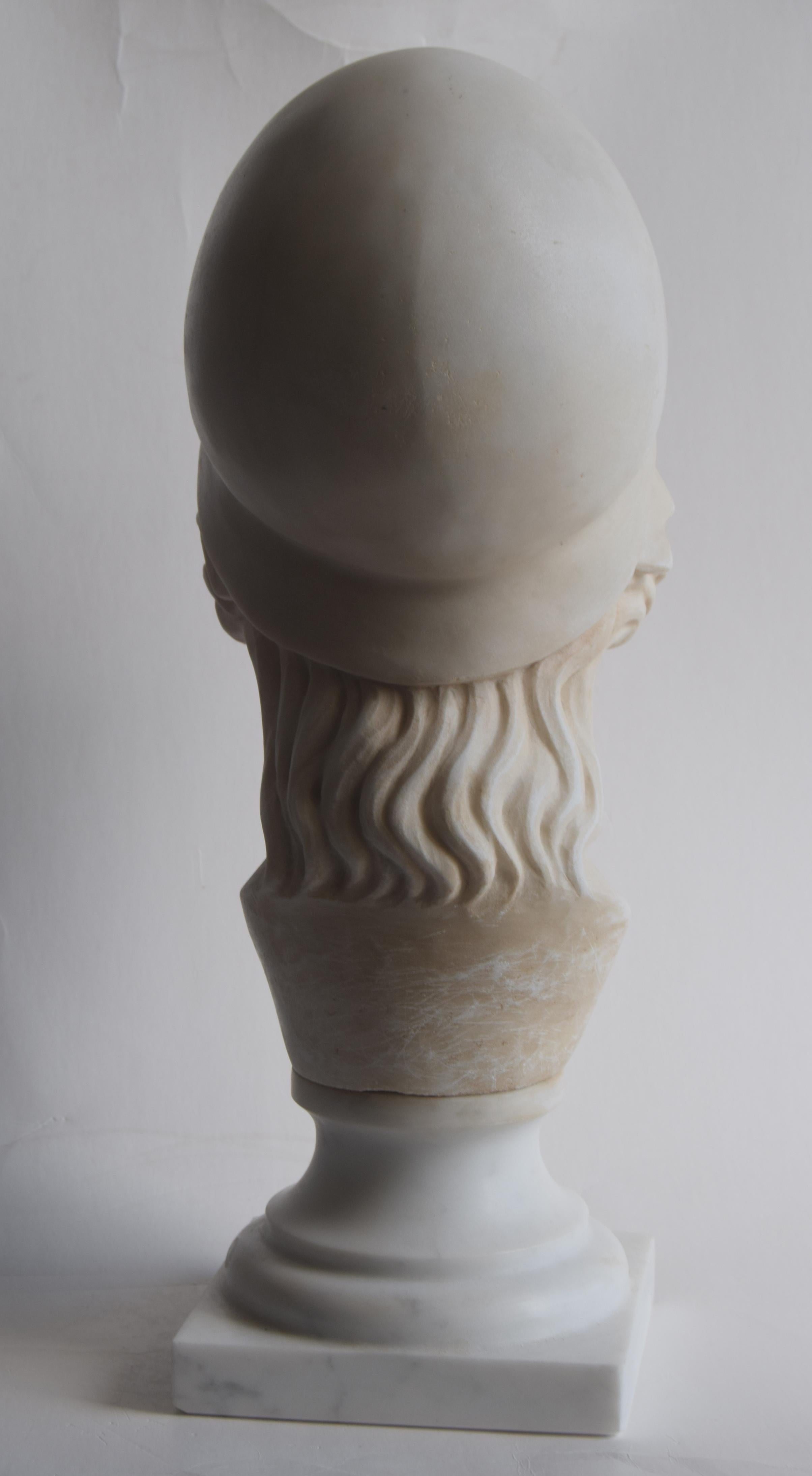 Fatto a mano Busto di Atena o Minerva romana scolpito su marmo bianco Carrara -made in Italy in vendita