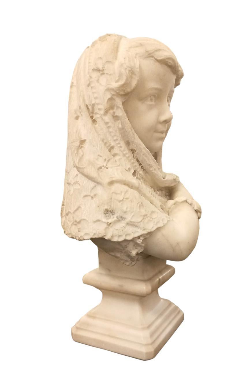 Bust of Child with lace veil in Carrara marble, 19th century sculptor, signed 'Vecchi', overall height 50 cm, base is 16x16 cm, very good condition.
The sculpture is in very good condition.