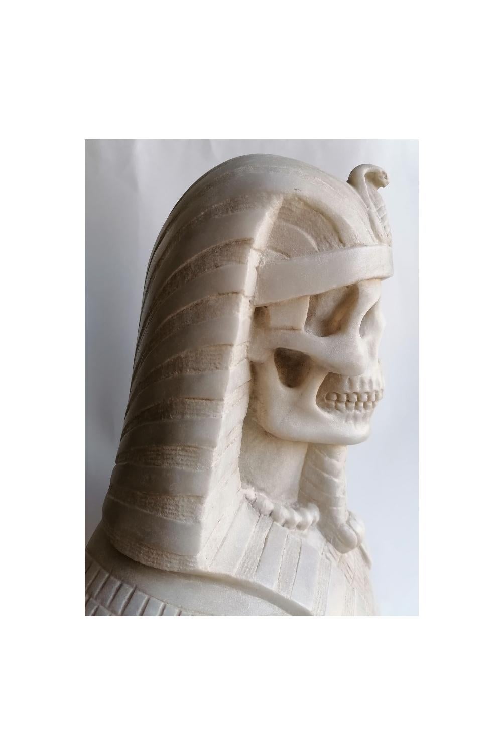 Romain classique Busto di faraone egizio, (memento- vanitas) scolpito su marmo bianco di Carrara en vente