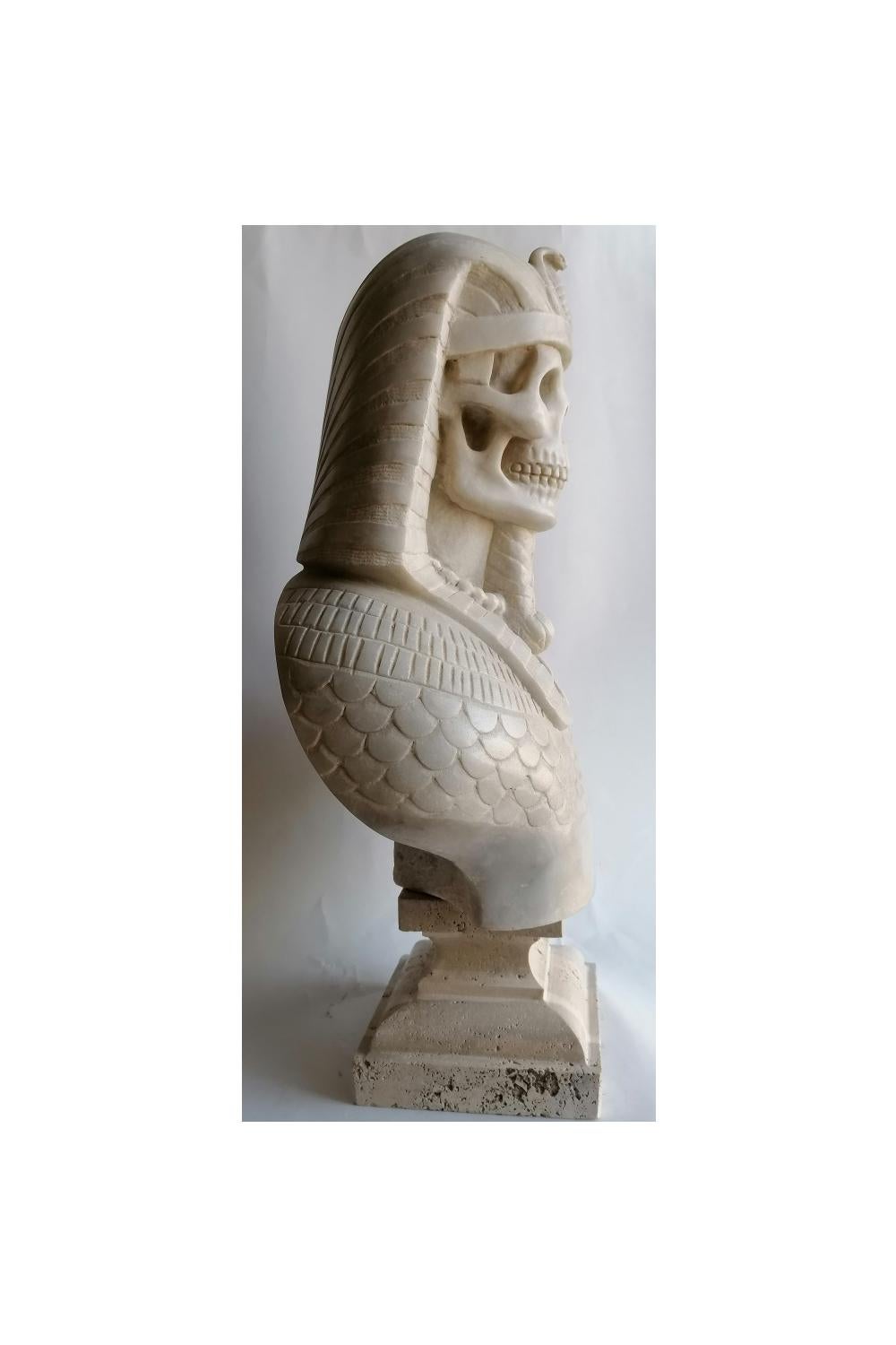 Italian Busto di faraone egizio, (memento- vanitas) scolpito su marmo bianco di Carrara en vente