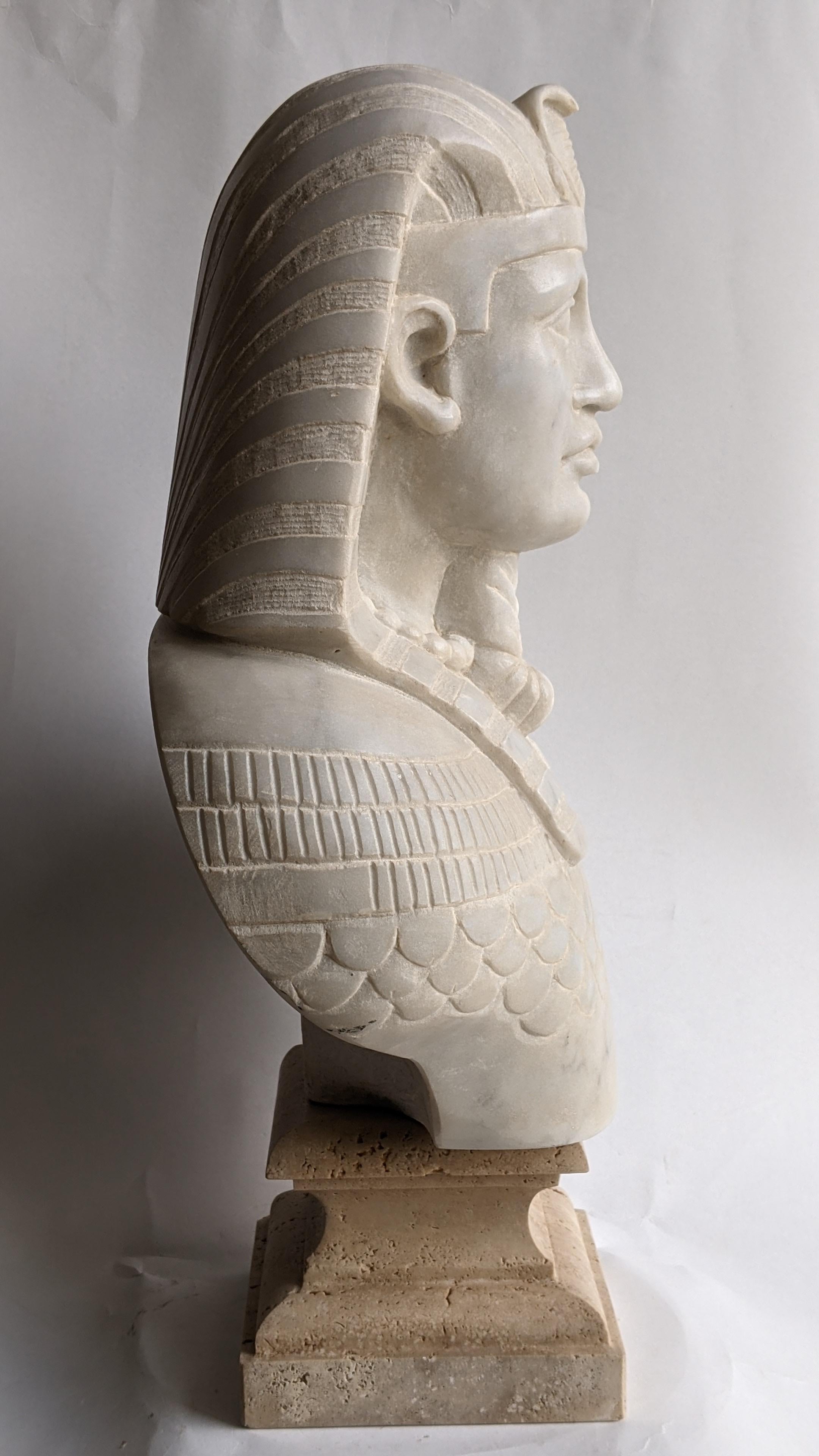 Romain classique Buste de pharaon égyptien sculpté sur du marbre blanc de Carrare en vente