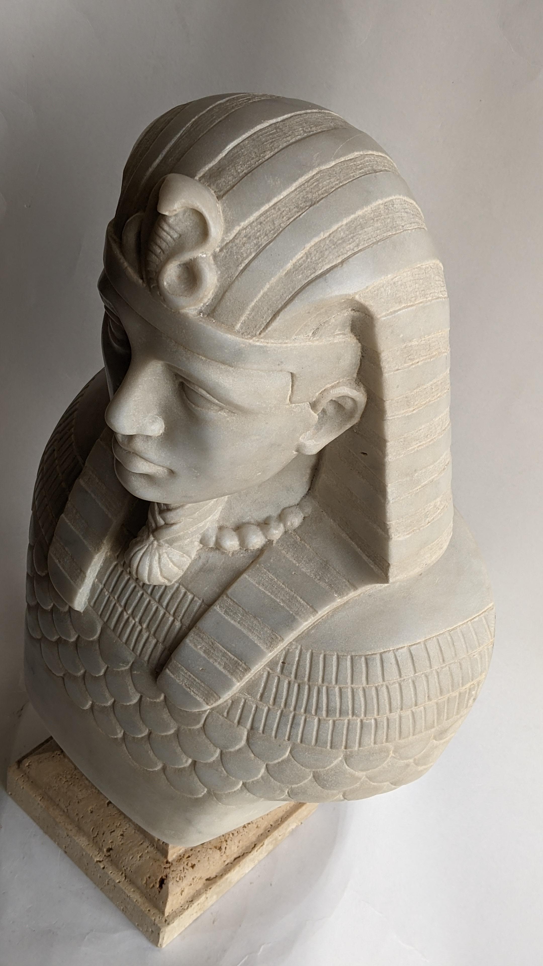Bust of Egyptian pharaoh carved on white Carrara marble In Excellent Condition For Sale In Tarquinia, IT