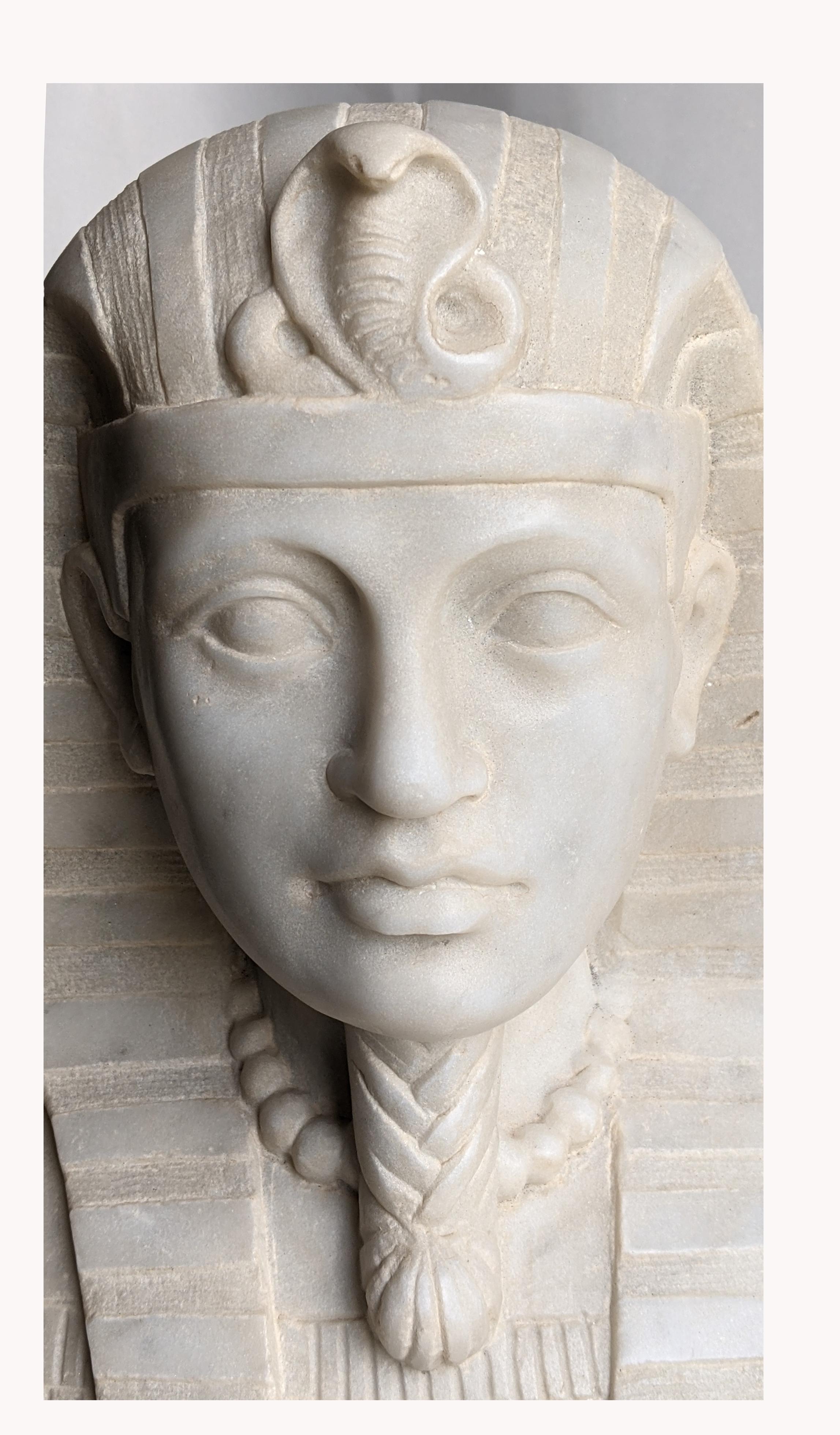 Büste eines ägyptischen Pharaos, gemeißelt auf weißem Carrara-Marmor im Angebot 1