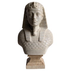 Buste de pharaon égyptien sculpté sur du marbre blanc de Carrare