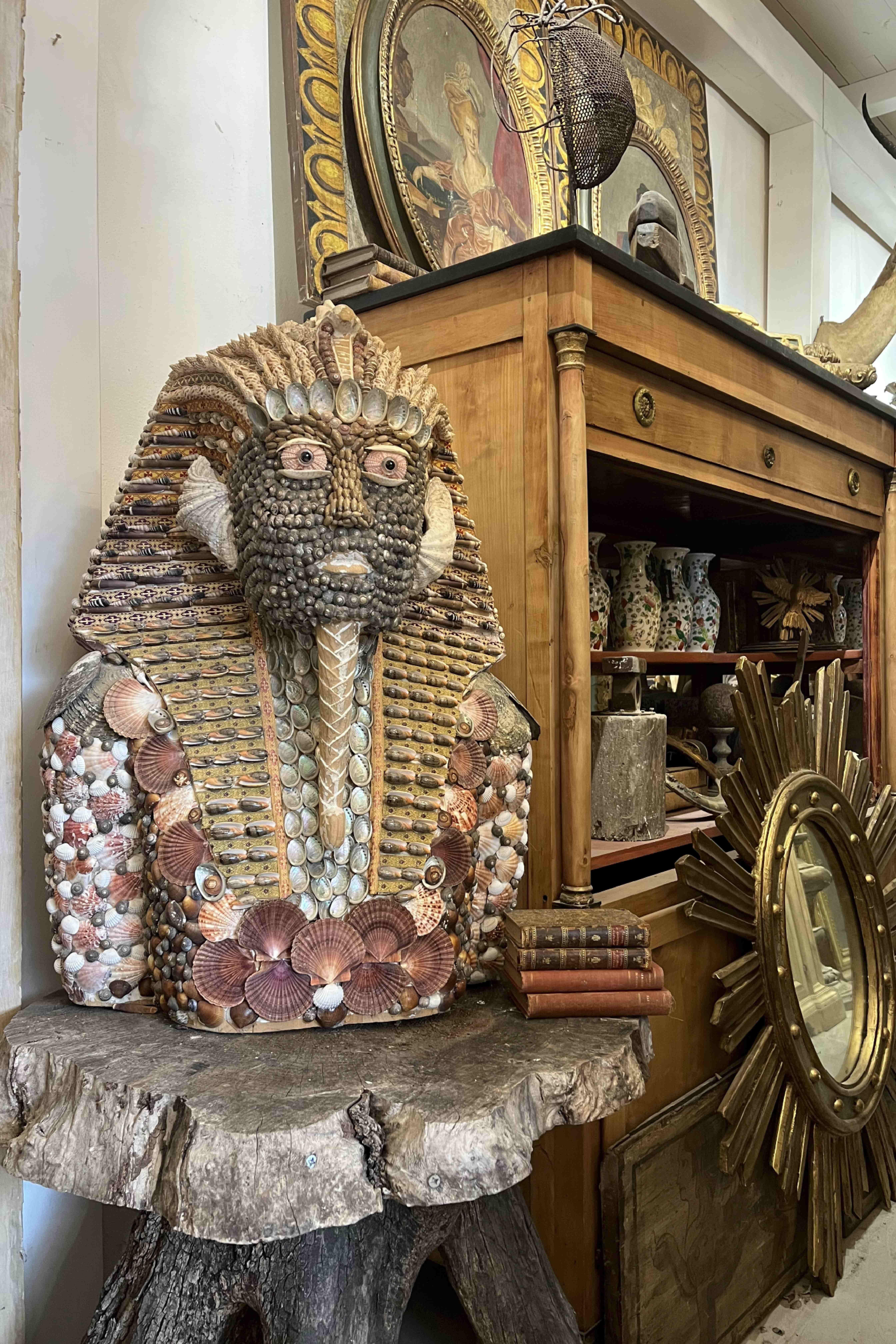 Busto di grandi dimensioni in pregiato  legno di cirmolo intagliato a mano raffigurante un antico Faraone Egizio.
Il busto è stato realizzato da una famosa bottega artigianale di Firenze e a+ seguito decorato con una selezione di conchiglie