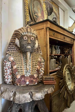 Buste de pharaon en bois de pin décoré de coquillages polychromes