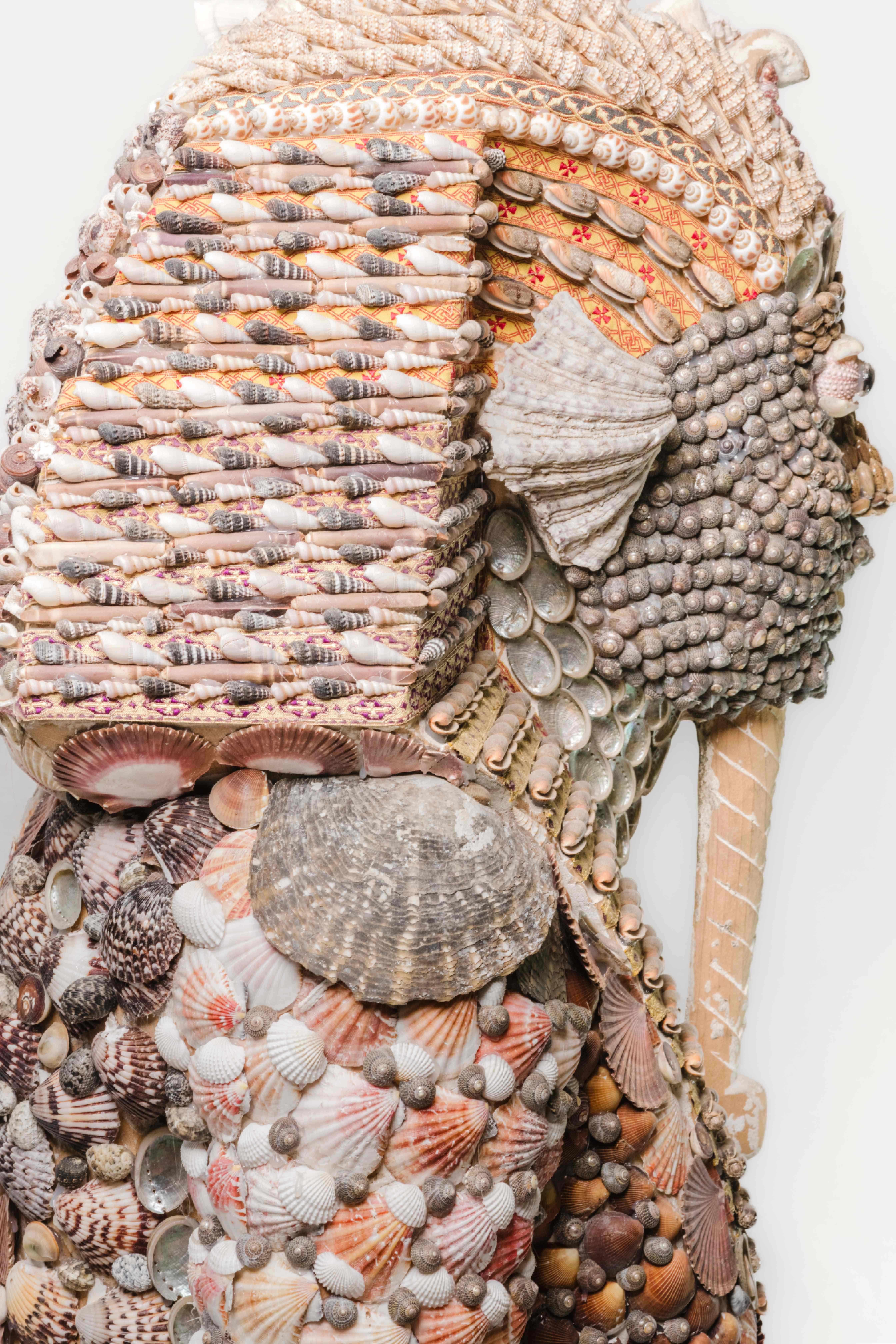 Italiano Busto di Faraone in legno di cirmolo decorato con conchiglie policrome in vendita