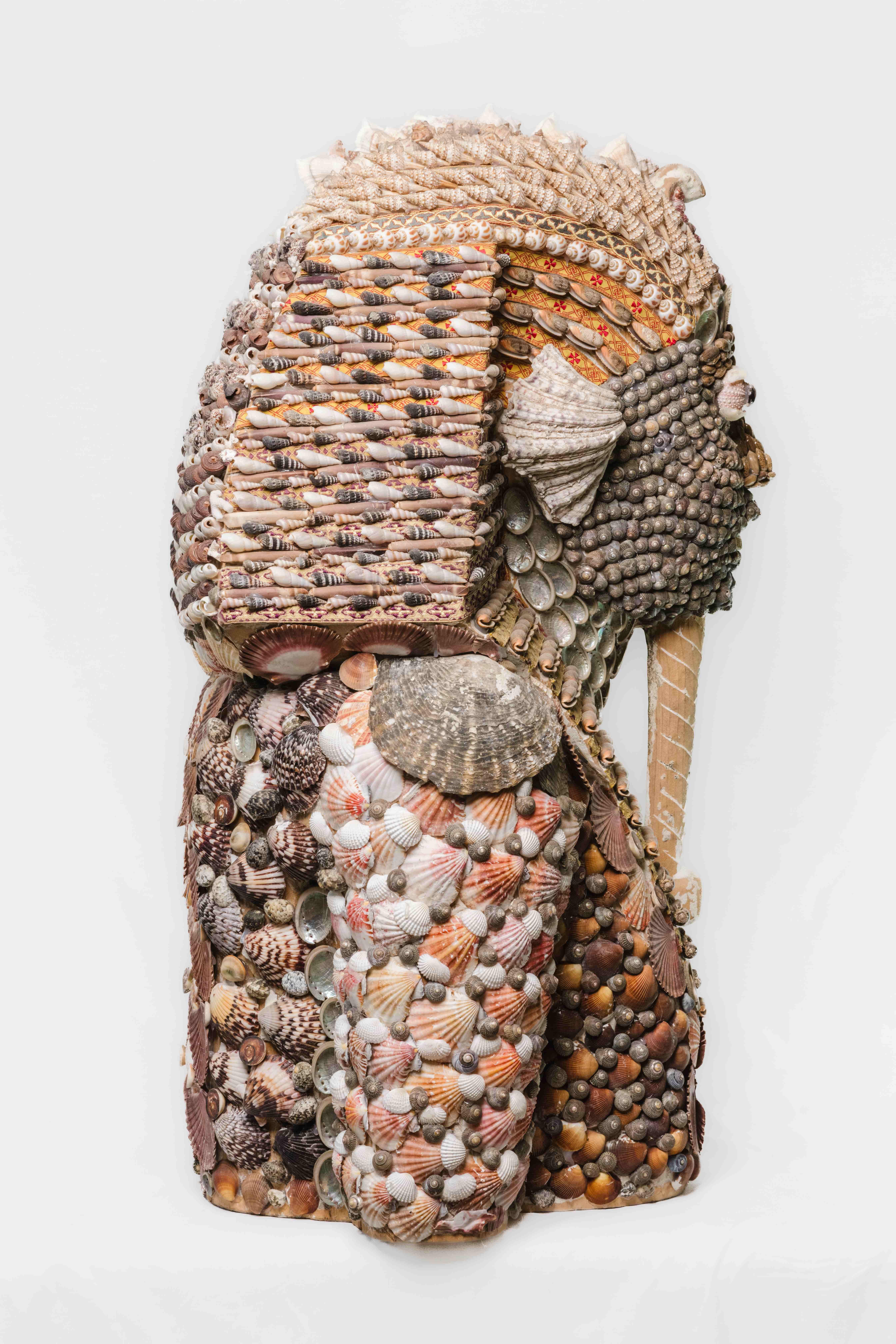 Fatto a mano Busto di Faraone in legno di cirmolo decorato con conchiglie policrome in vendita