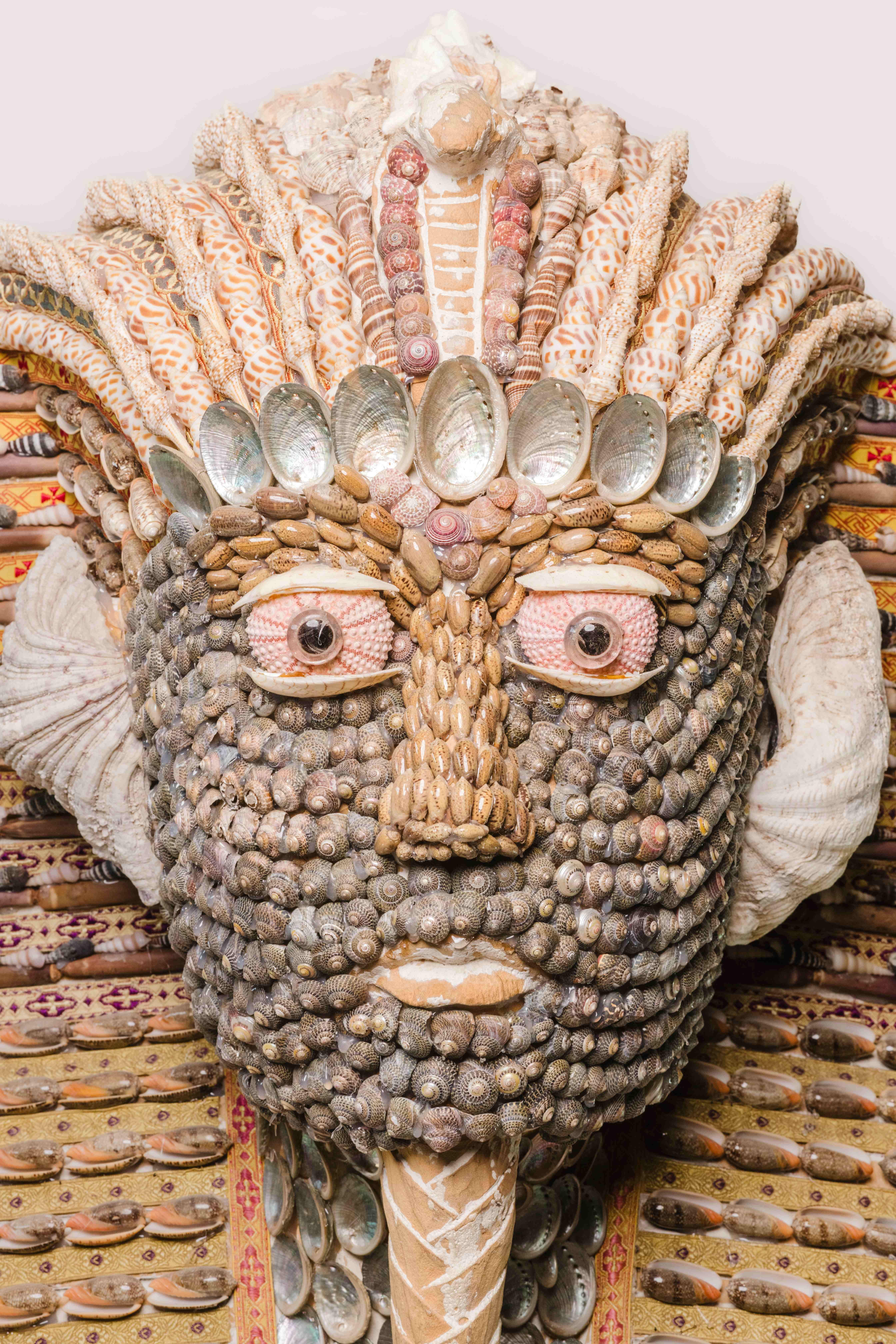 Busto di Faraone in legno di cirmolo decorato con conchiglie policrome In condizioni Nuovo in vendita a Livorno, IT