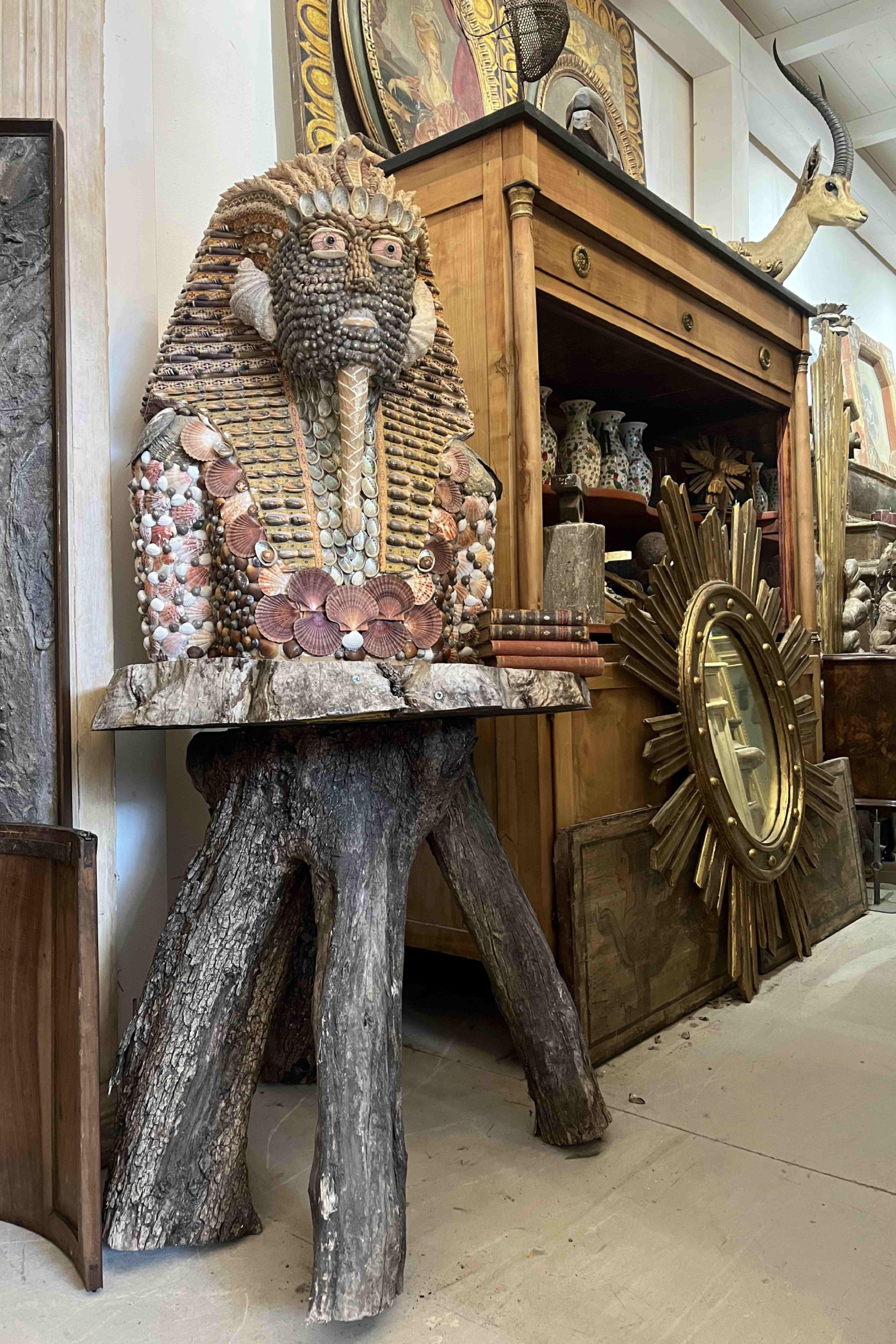 XXI secolo e contemporaneo Busto di Faraone in legno di cirmolo decorato con conchiglie policrome in vendita