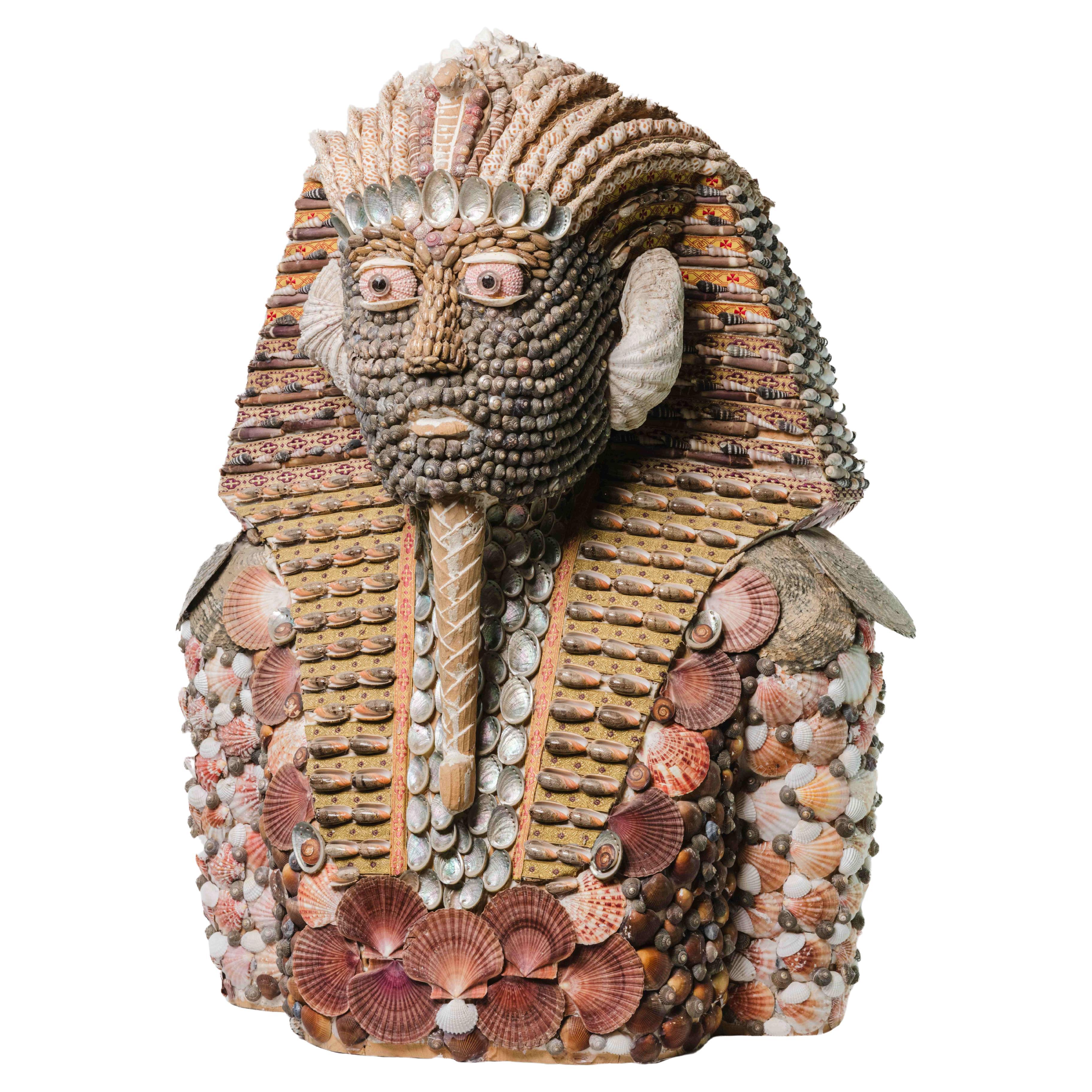 Buste de Faraone en legno di cirmolo decorato con conchiglie policrome