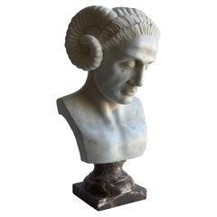 Büste eines Fauns, gemeißelt auf weißem Carrara-Marmor - Original in Italien hergestellt