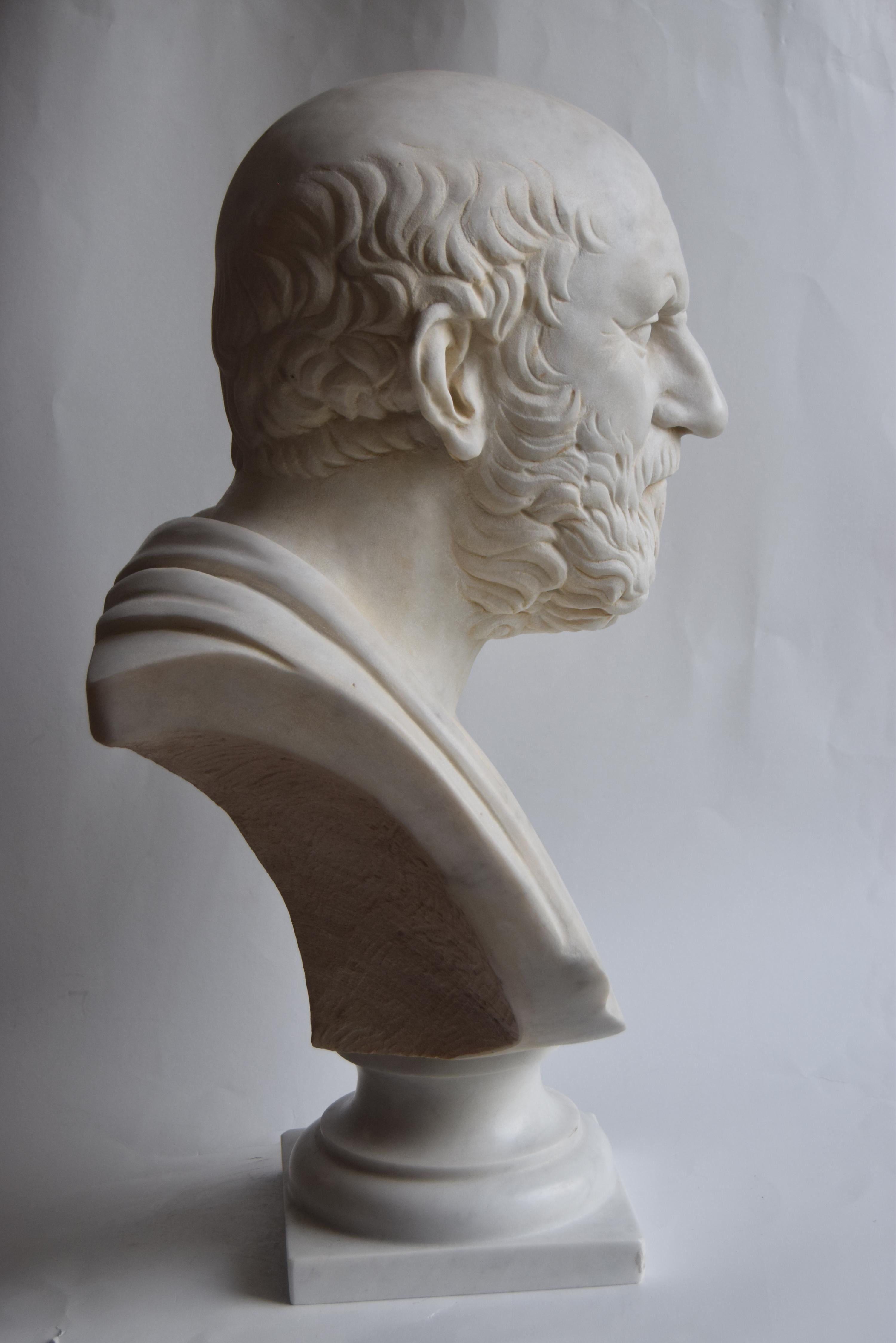 Late 20th Century Buste d'Hippocrate sculpté sur du marbre blanc de Carrare en vente