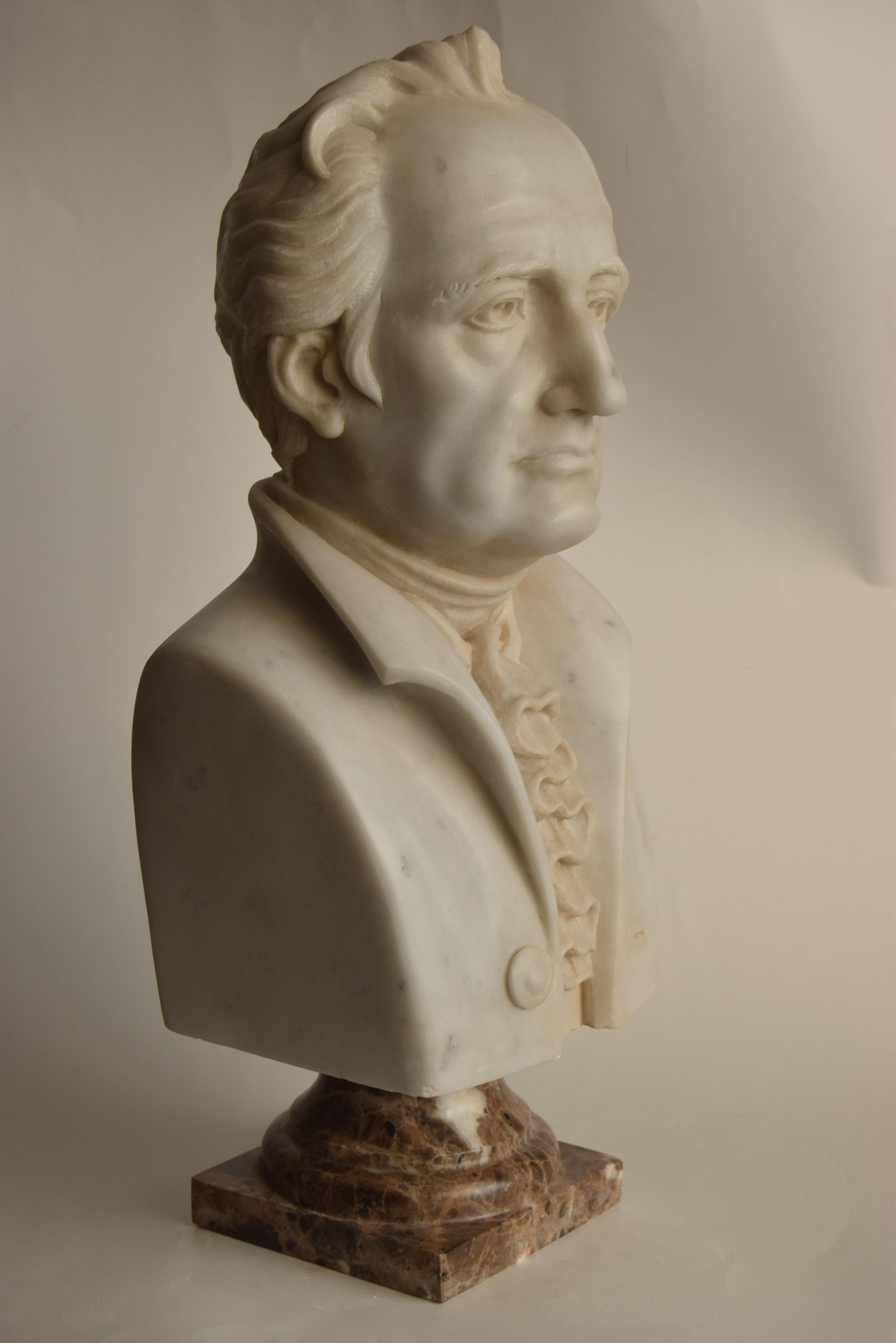 Fait main Busto di Johann Wolfgang von Goethe scolpito en marmo bianco Carrara en vente