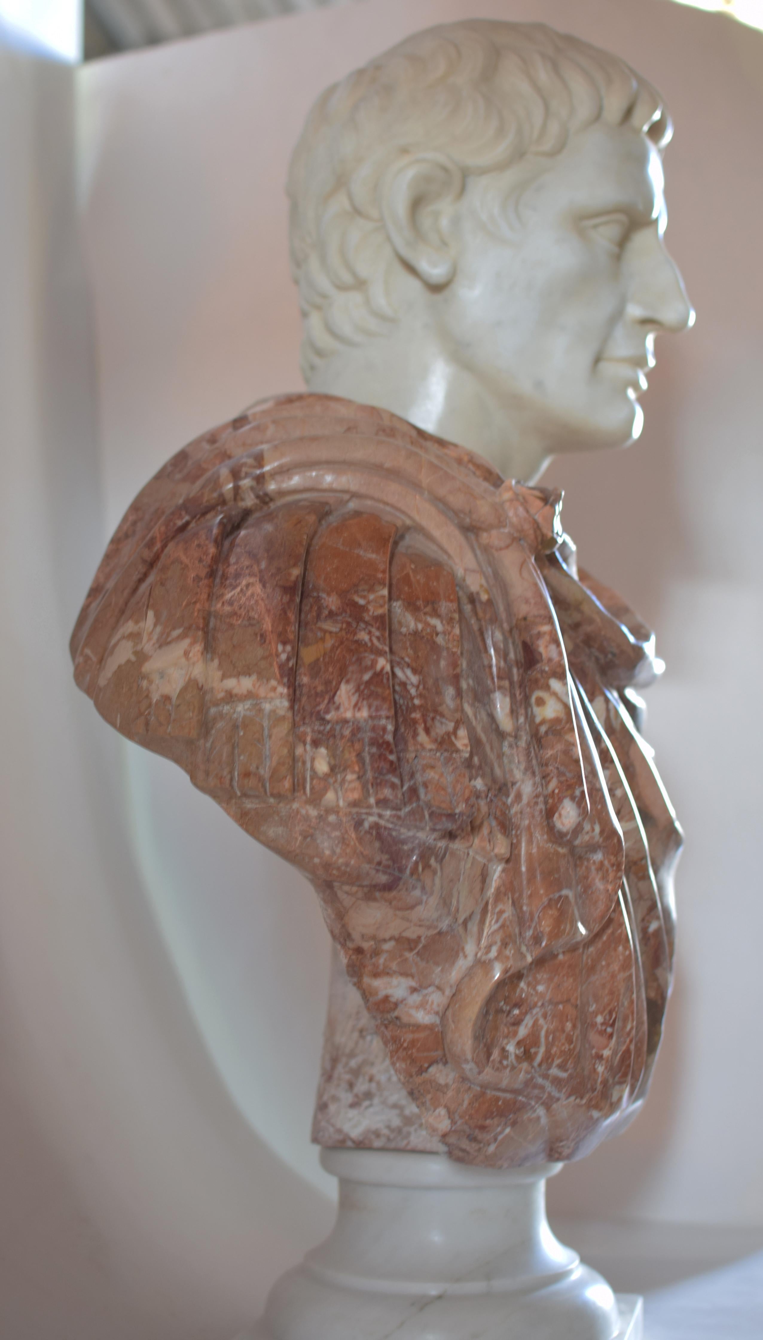 Busto di Ottaviano Augusto aus Breccia Pernice und Marmo Bianco Carrara – hergestellt in Italien im Zustand „Gut“ im Angebot in Tarquinia, IT