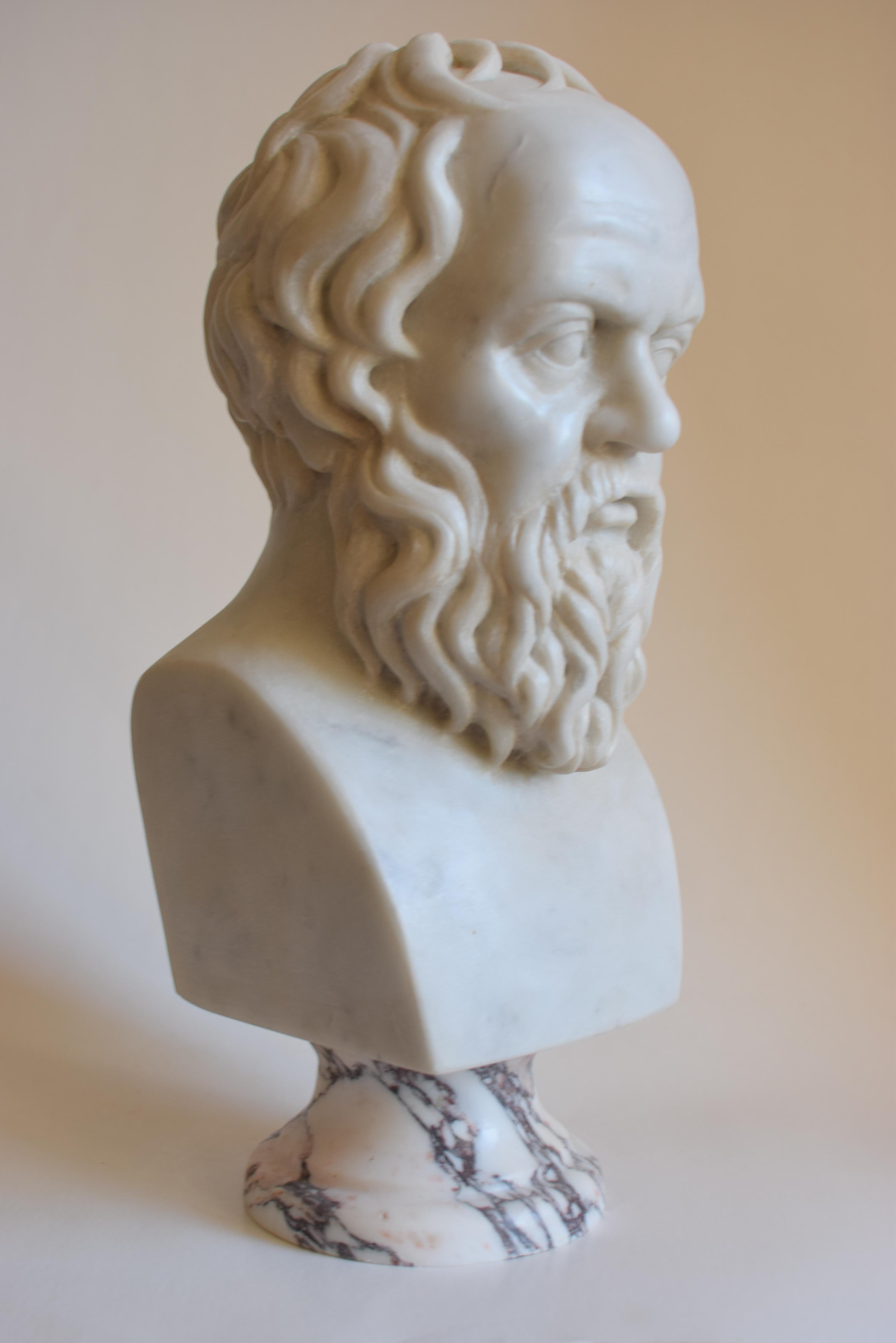 Büste des Sokrates aus weißem Carrara-Marmor (Italienisch) im Angebot