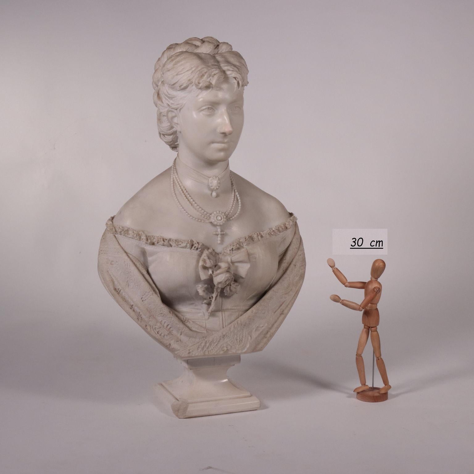 Il busto raffigura una donna nobile, riccamente abbigliata. Certamente un ritratto, come si evince dalla grande tipizzazione fisiognomica del volto; l'effigiata ha uno sguardo e un atteggiamento austeri, elemento che contraddistingueva i ritratti