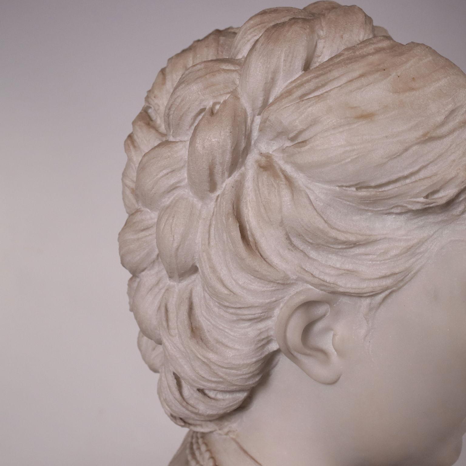 Italian Busto Femminile in Marmo di Carrara XIX secolo in vendita