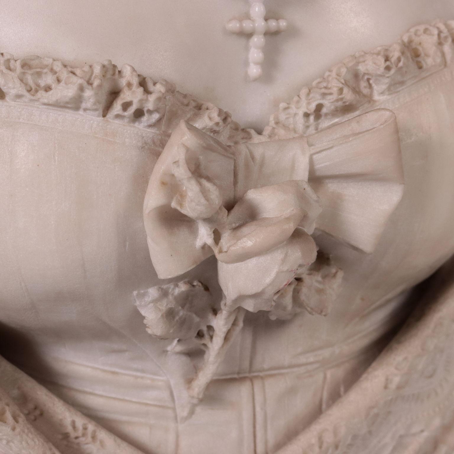19th Century Busto Femminile in Marmo di Carrara XIX secolo in vendita
