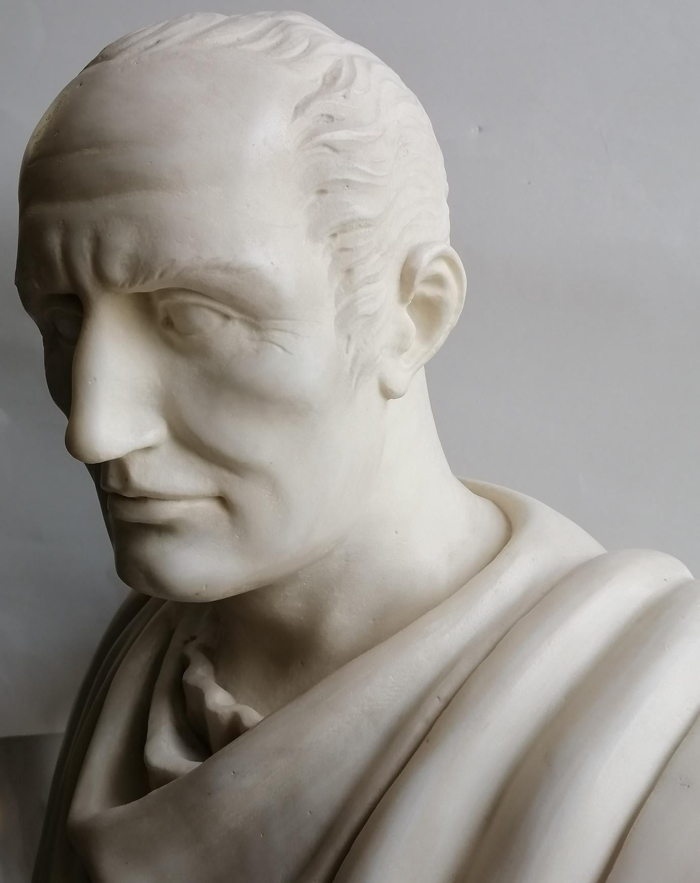 Julius Caesar bust in white Carrara marble In Excellent Condition For Sale In Tarquinia, IT