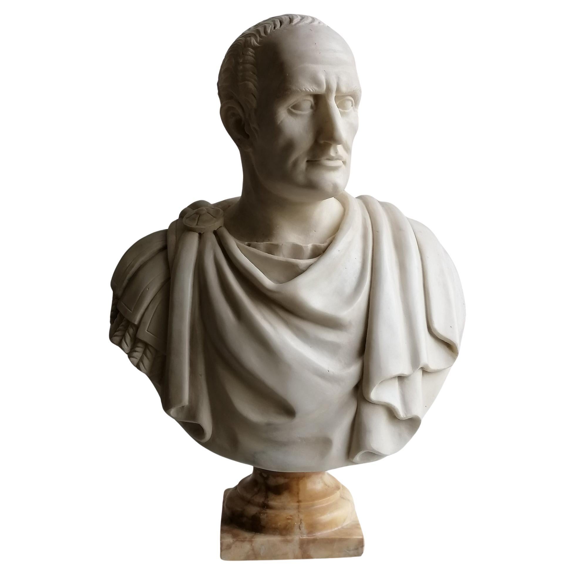 Büste von Julius Caesar aus weißem Carrara-Marmor im Angebot