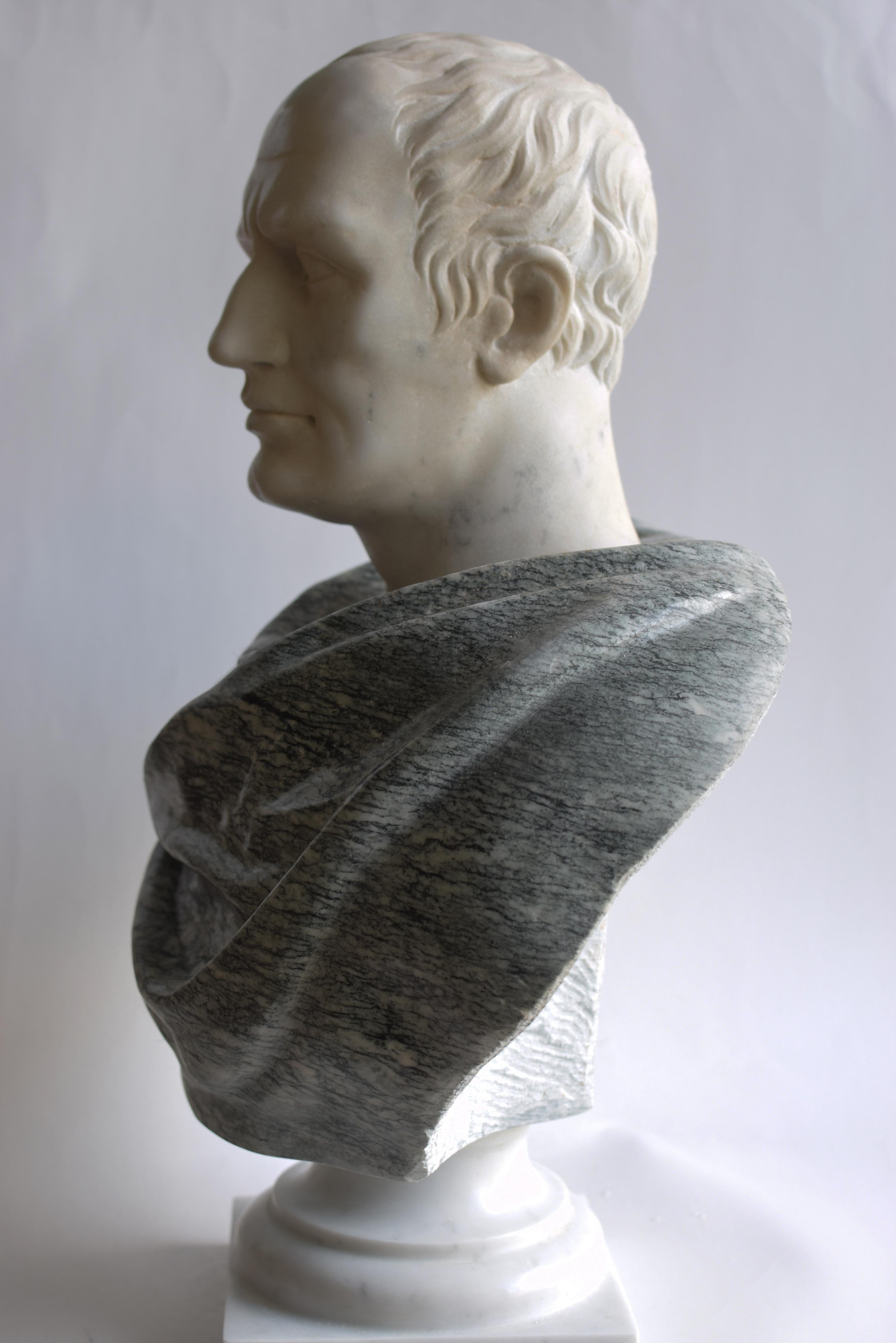 Classical Roman Bust Julius Caesar carved on  white and cipolin marble -made in Italy For Sale