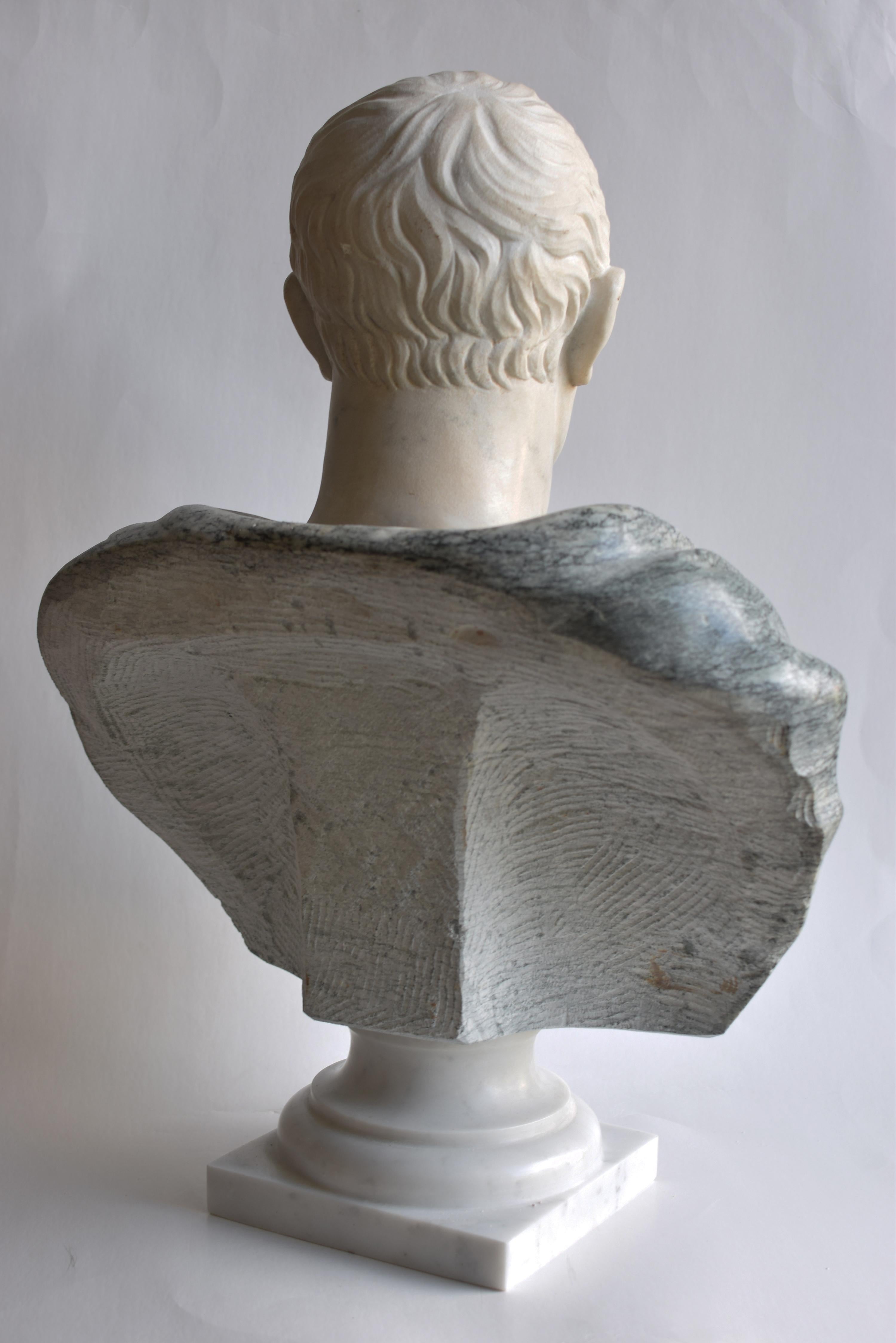Bust Julius Caesar carved on  white and cipolin marble -made in Italy In Excellent Condition For Sale In Tarquinia, IT