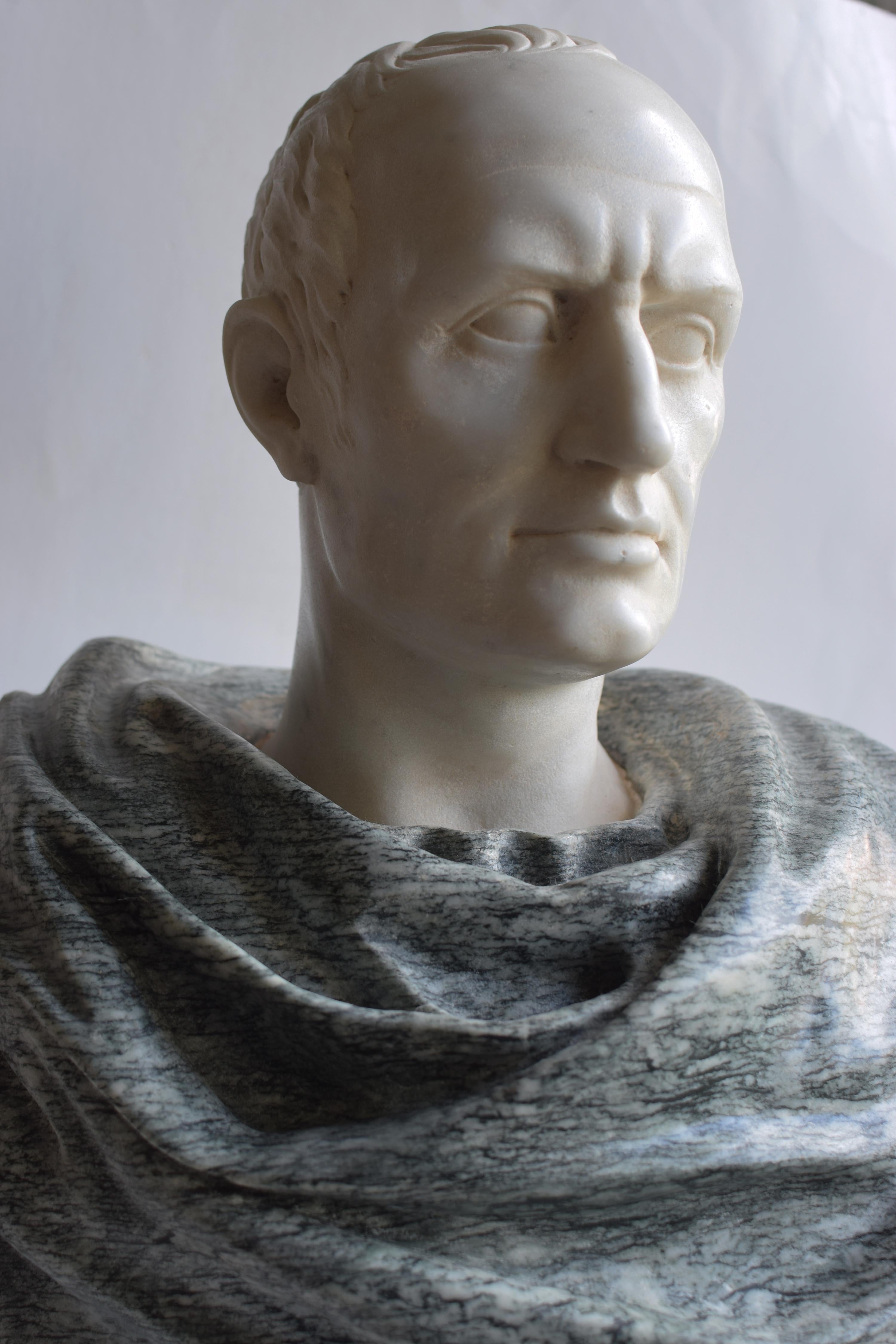 Marbre Buste de Jules César sculpté sur  marbre blanc et cipolin - fabriqué en Italie en vente