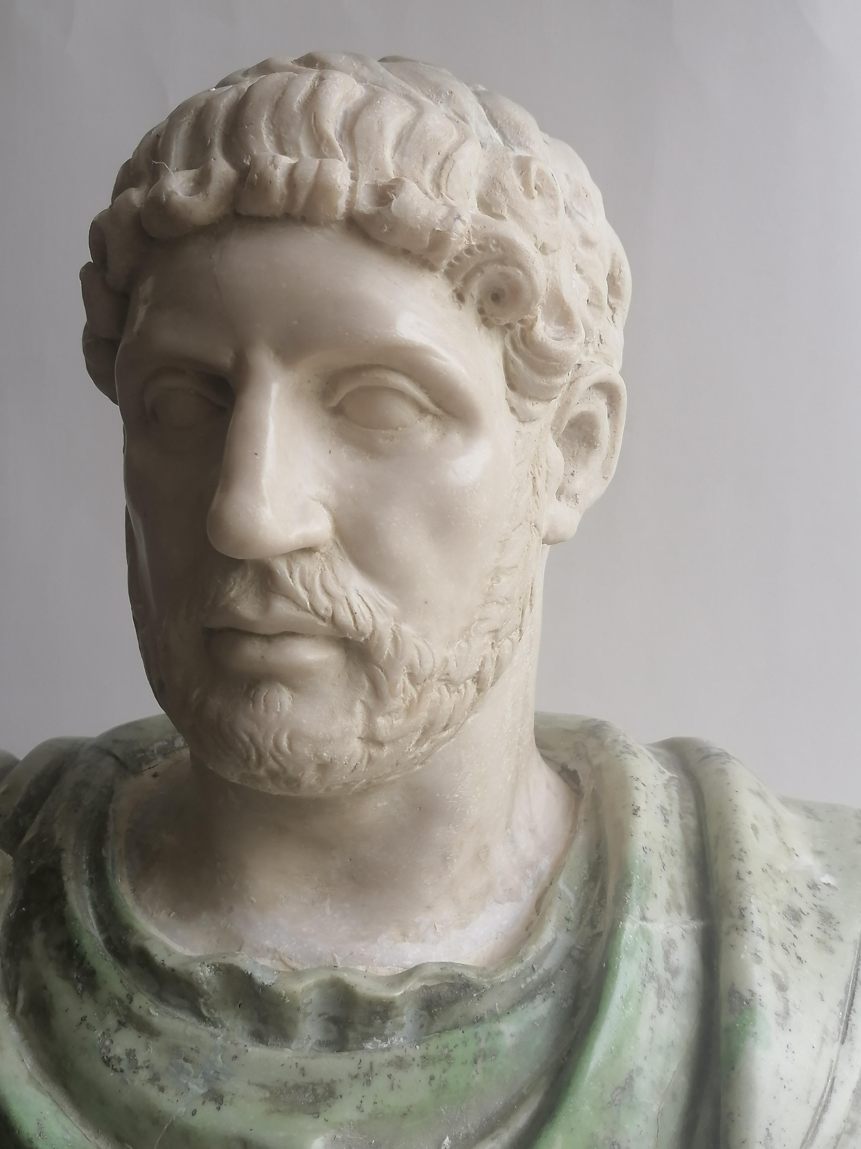 Busto di Adriano imperatore romano.
realizzato con impasto di polvere di marmo e resina poliestere, detto marmo ricostituito.
dall'aspetto , molto simile al vero marmo, solo un poco inferiore il peso specifico.
posto su una base in vero travertino
