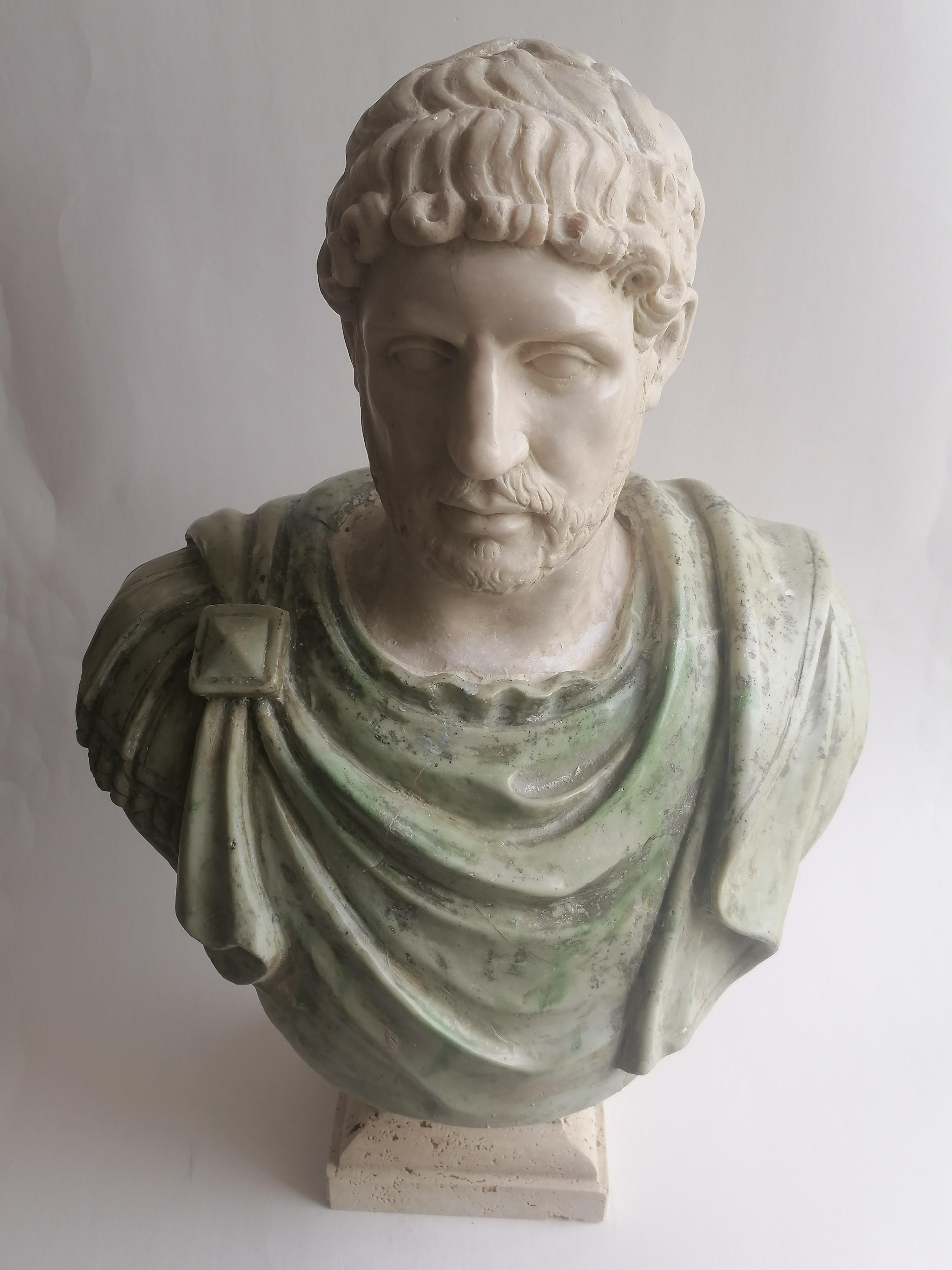 Busto imperatore romano Adriano - materiale composito polvere marmo In Good Condition For Sale In Tarquinia, IT