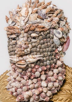 Buste en plâtre du XIXe siècle décoré de frises anciennes et de coquillages