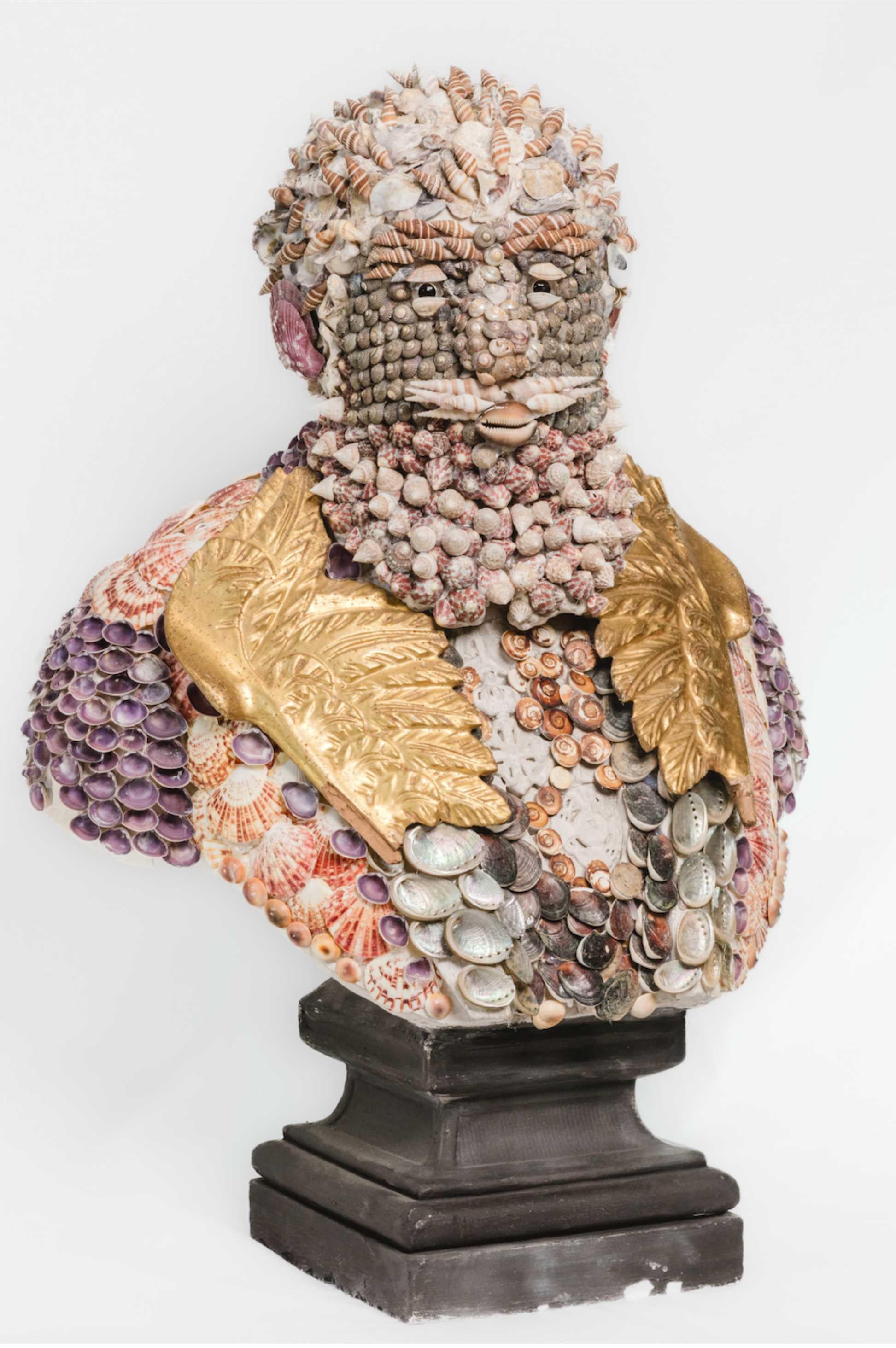 Fait main Buste en gesso du 19e siècle décoré de fruits anciens et de conchiglie en vente