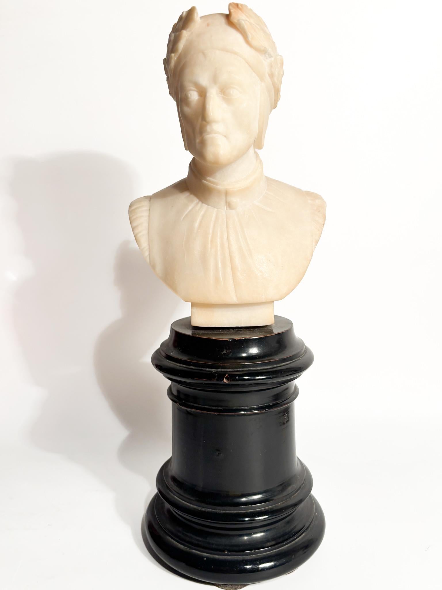Marble bust and wooden base depicting Dante Alighieri, made in the 1950s

Ø cm 11 h cm 30