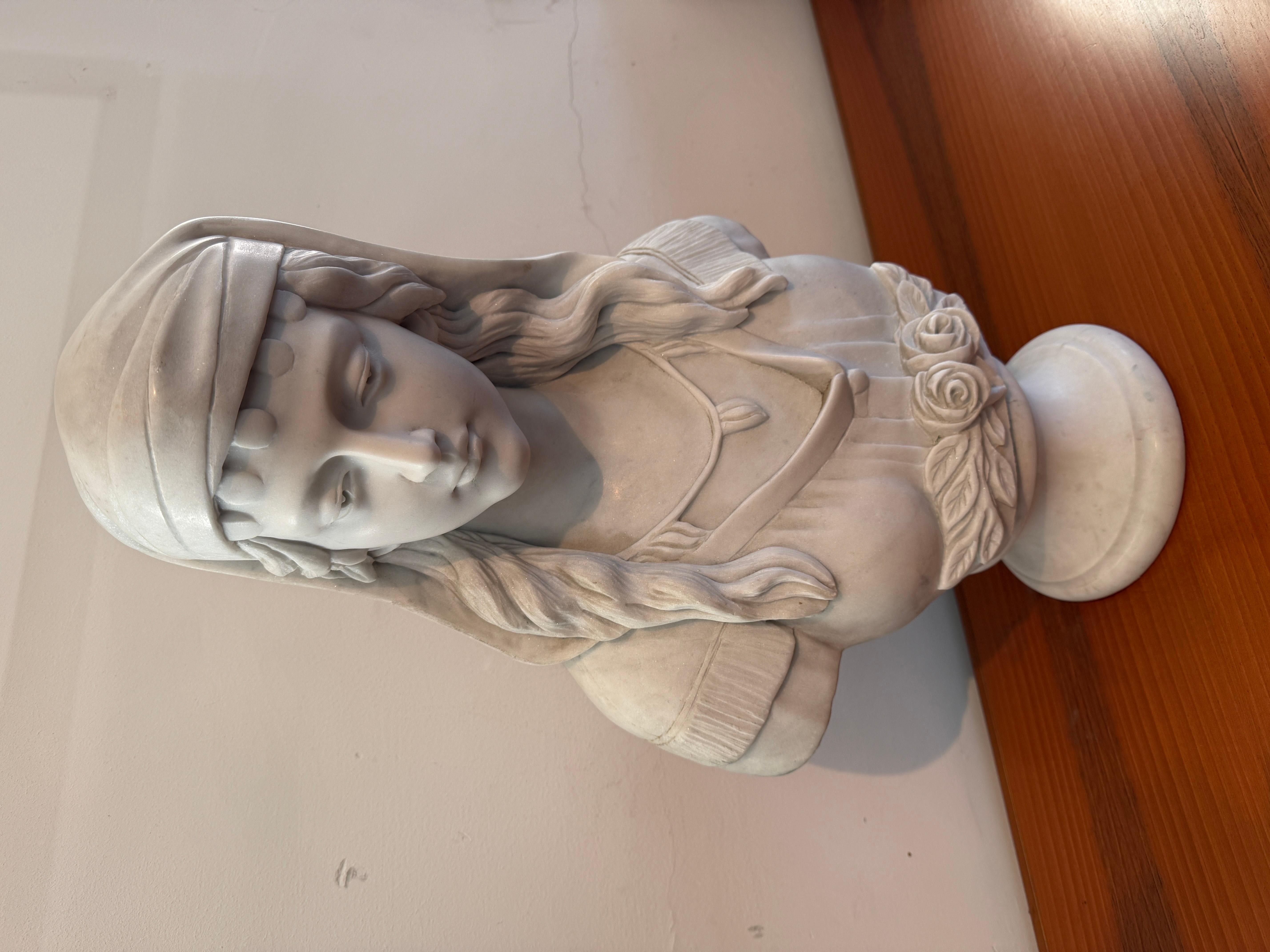 Busto in marmo deluxe raffigurante una dama XX secolo (Art nouveau) im Angebot