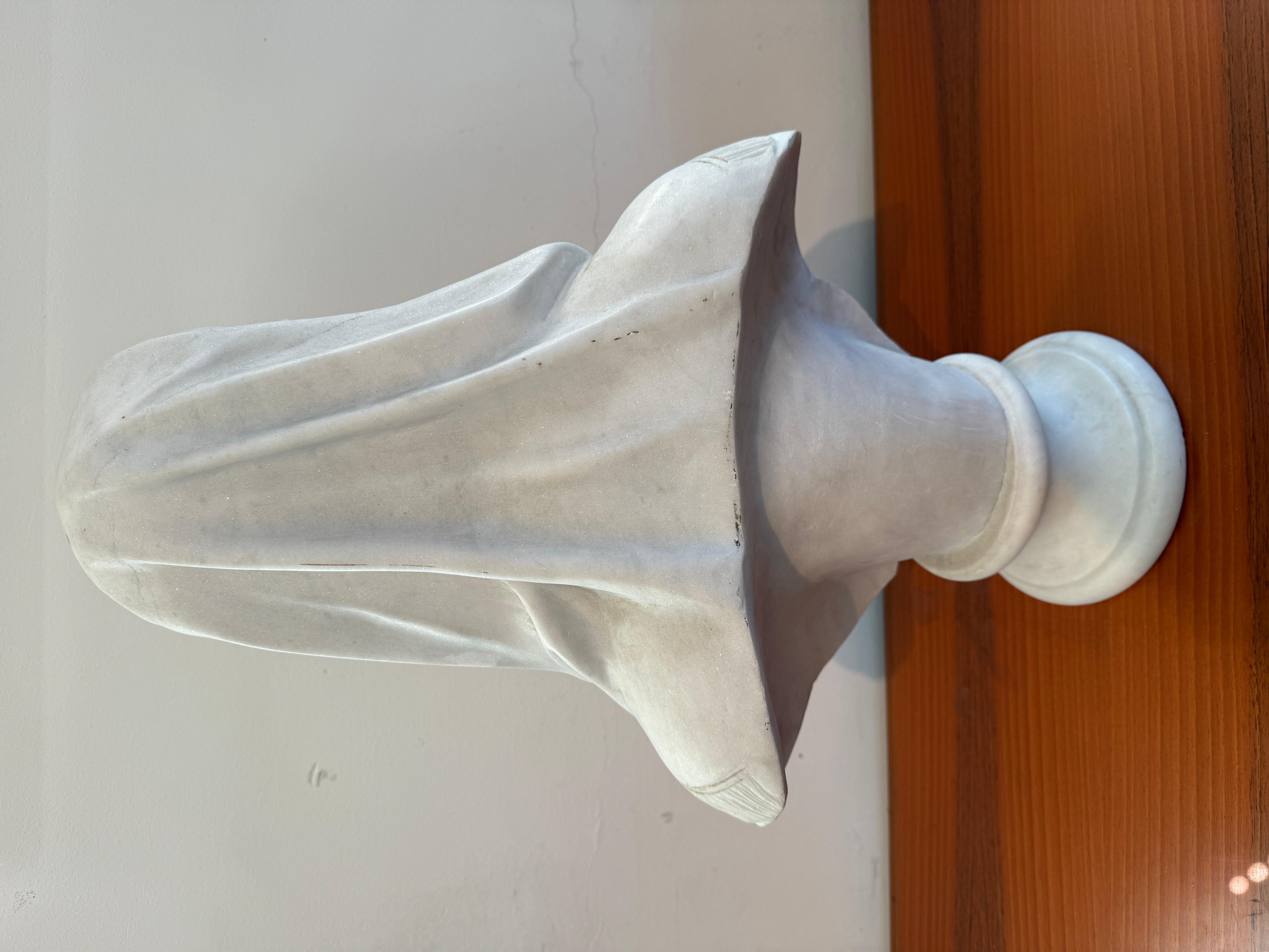 Busto in marmo deluxe raffigurante una dama XX secolo (Italian) im Angebot