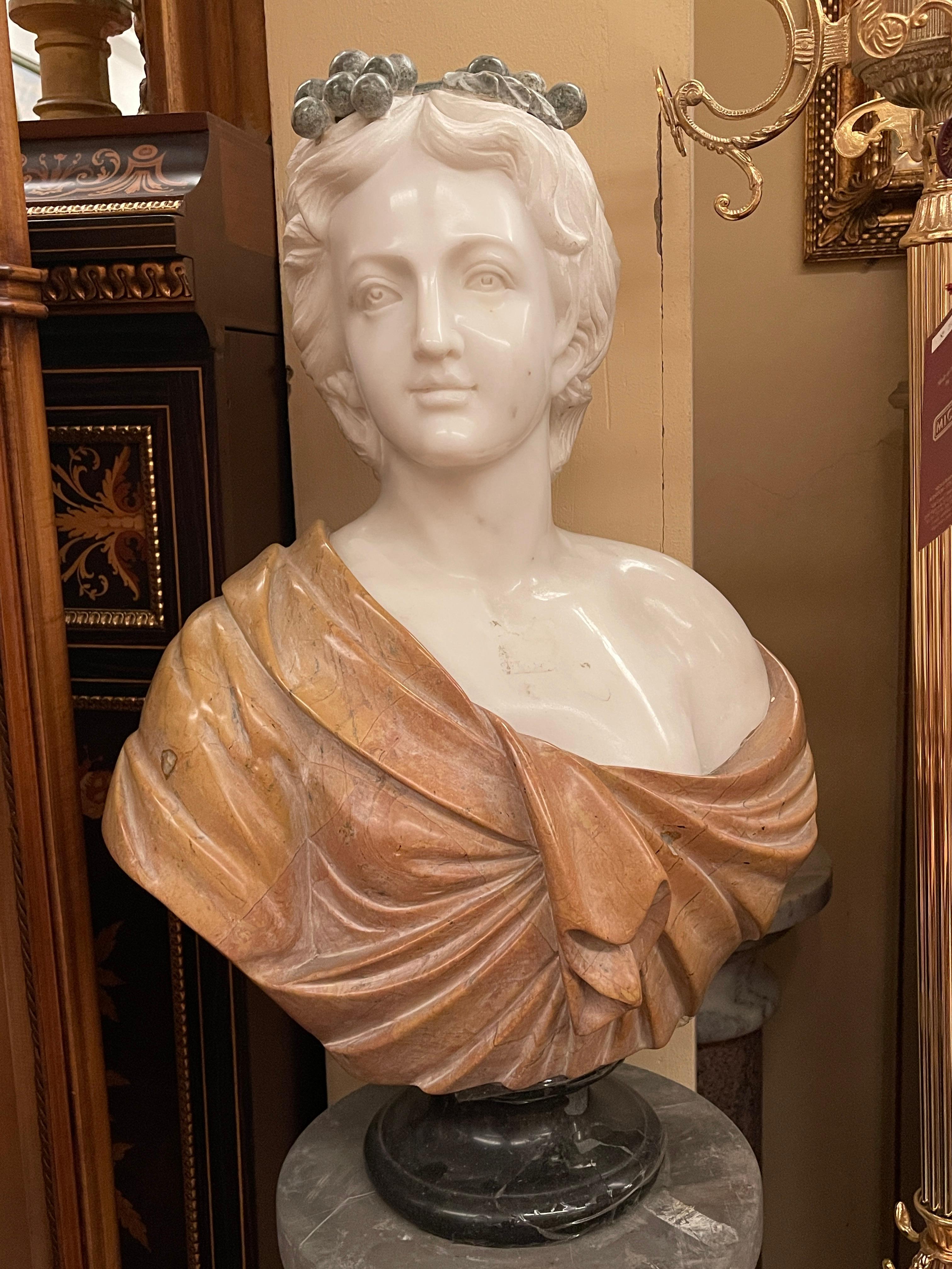 Italiano Busto in Marmo Policromo di Giovane Donna con Corona di Uva - Stile Neoclassico in vendita