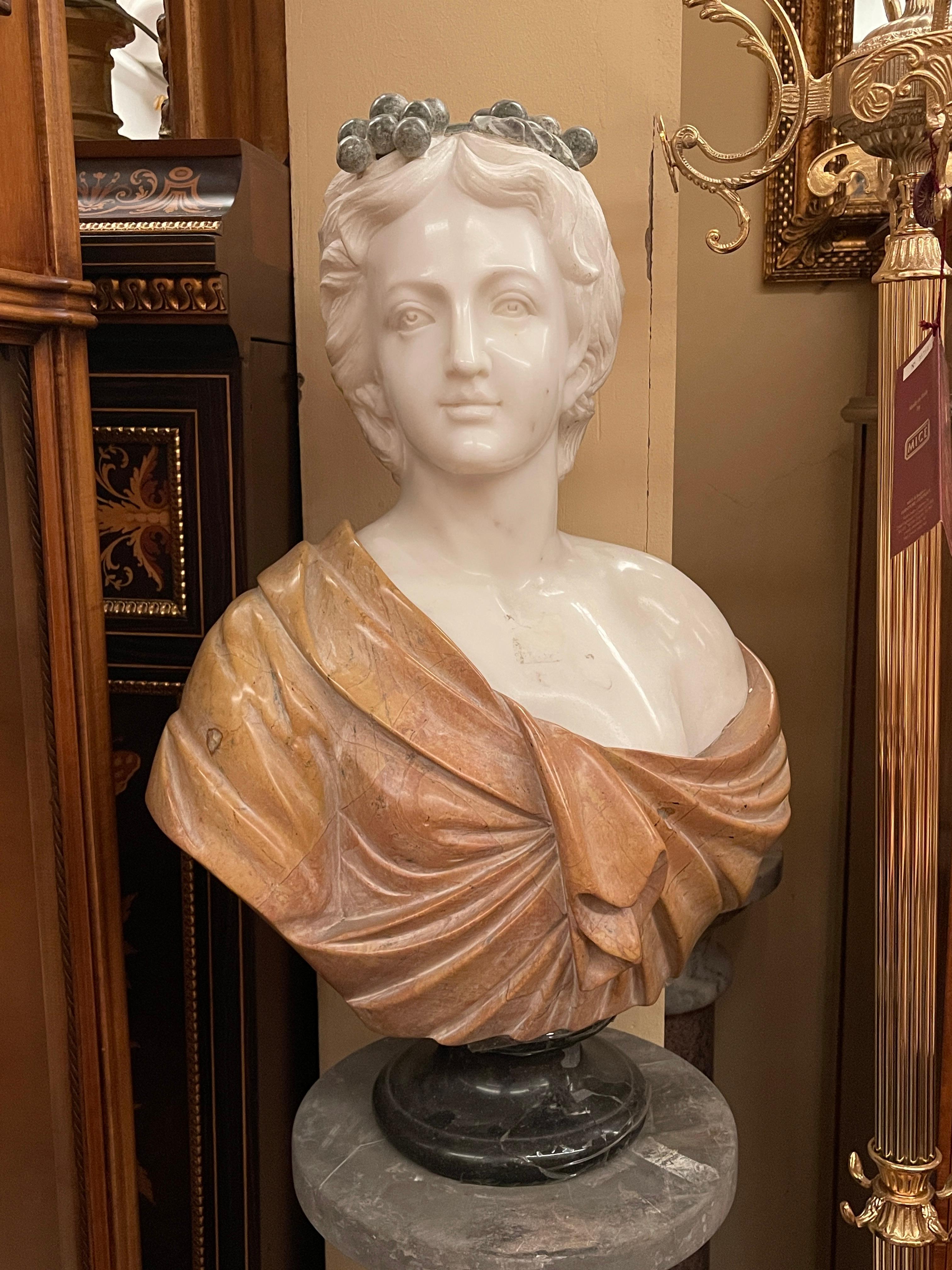 Busto in Marmo Policromo di Giovane Donna con Corona di Uva - Stile Neoclassico In condizioni buone in vendita a Cantù, IT