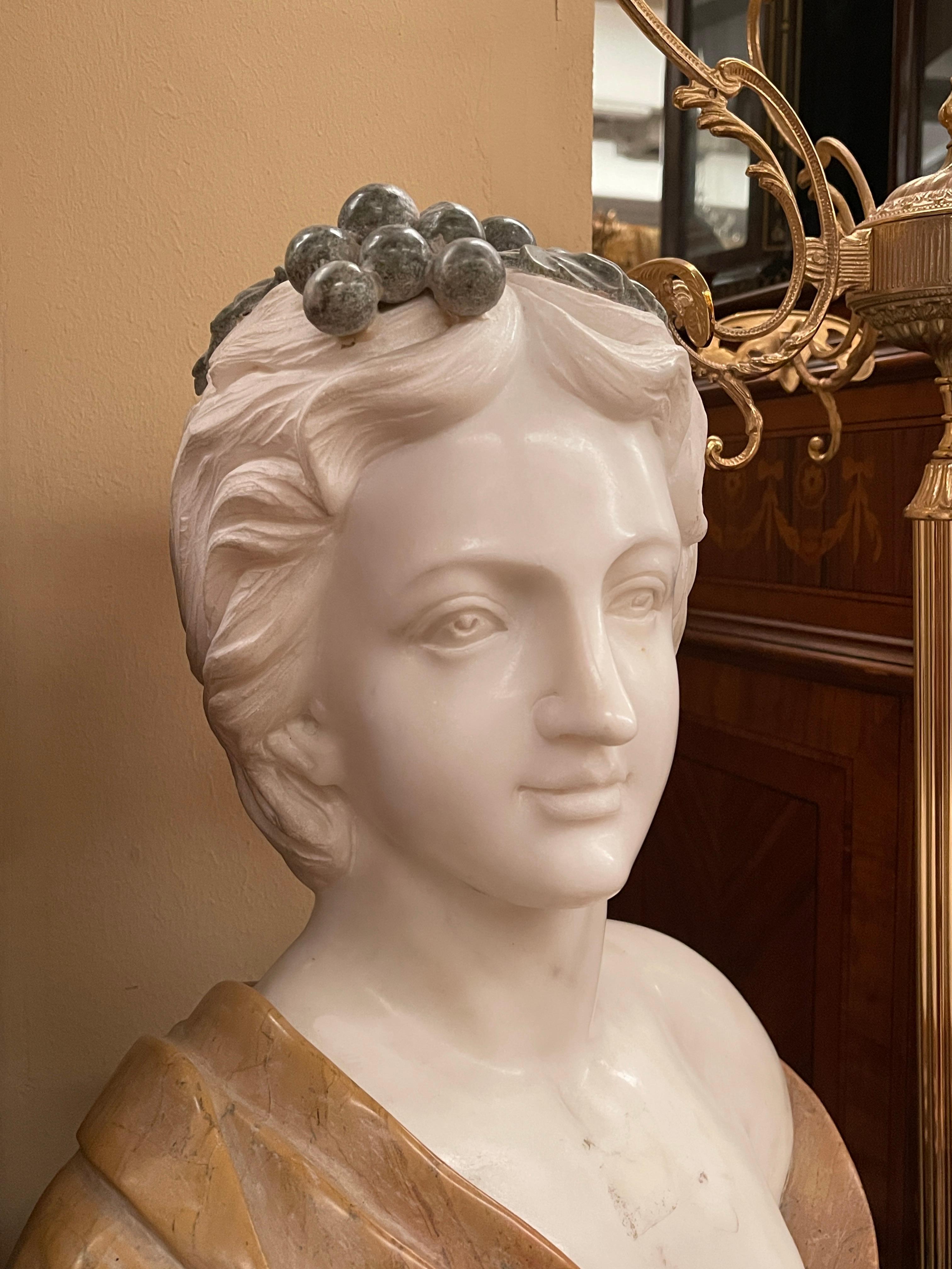 XX secolo Busto in Marmo Policromo di Giovane Donna con Corona di Uva - Stile Neoclassico in vendita