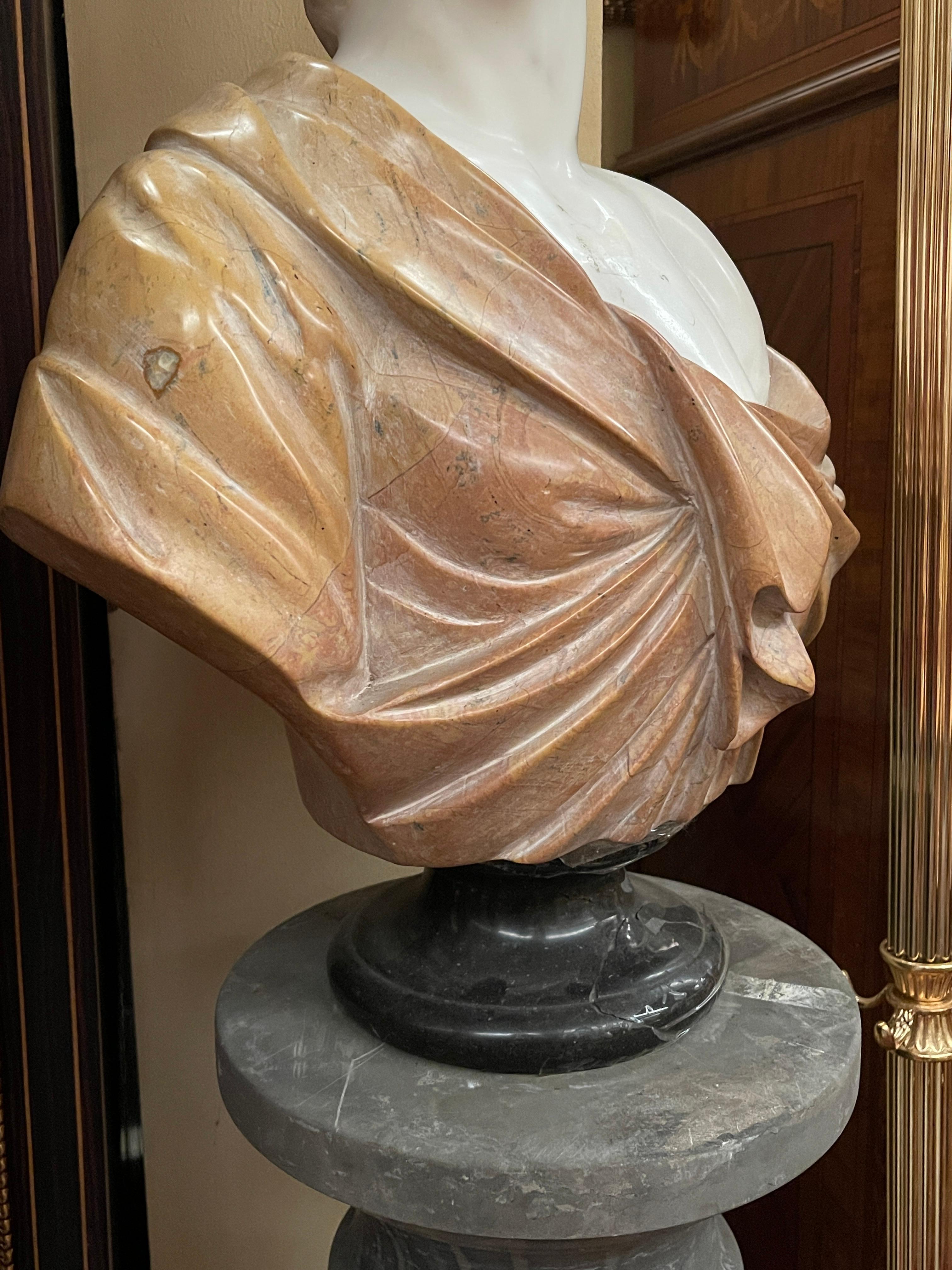 Busto in Marmo Policromo di Giovane Donna con Corona di Uva - Stile Neoclassico in vendita 1