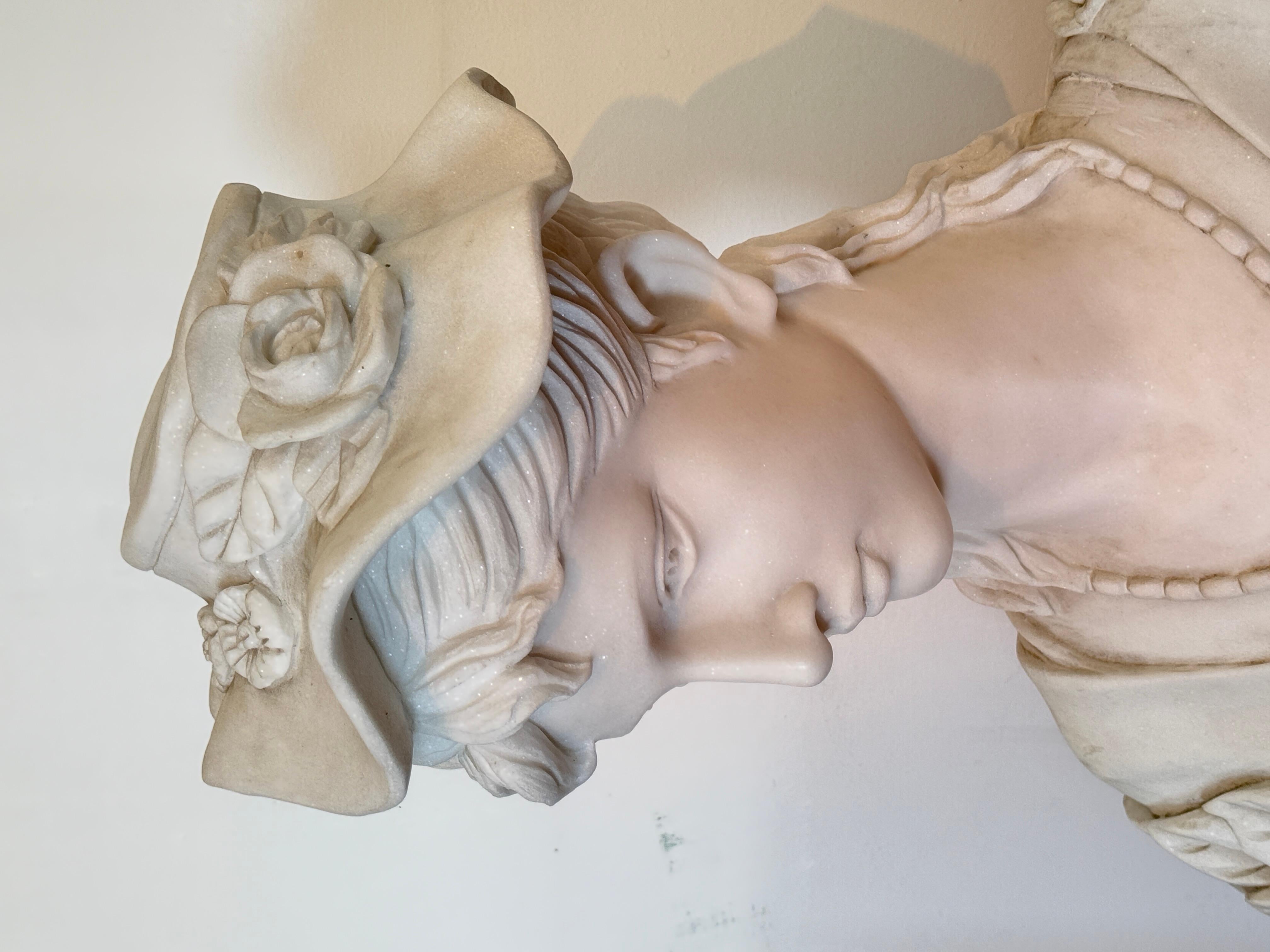 Busto in marmo raffigurante donna di classe con cappello, XX secolo italia (Art nouveau) im Angebot