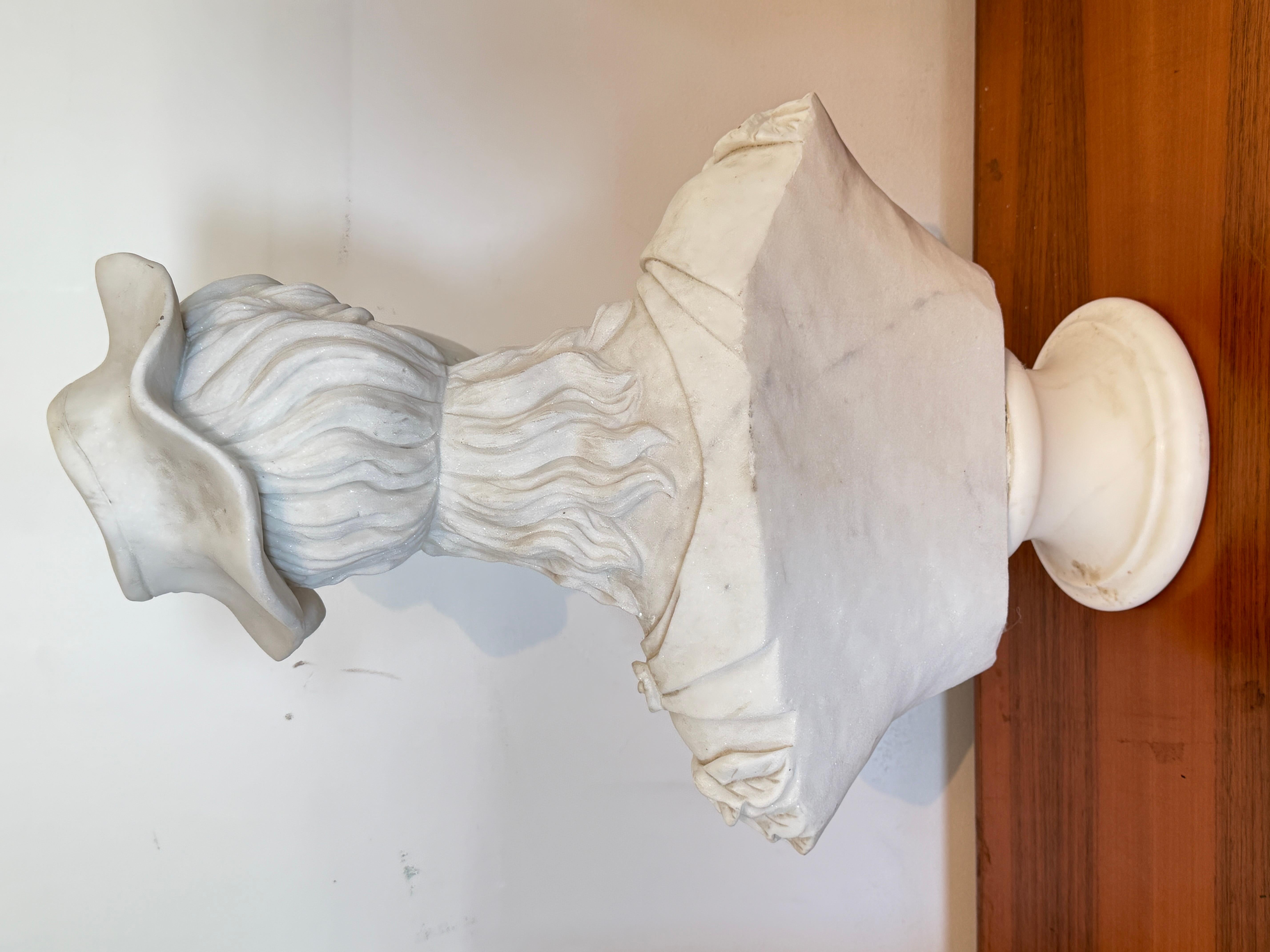 Busto in marmo raffigurante donna di classe con cappello, XX secolo italia (Italian) im Angebot