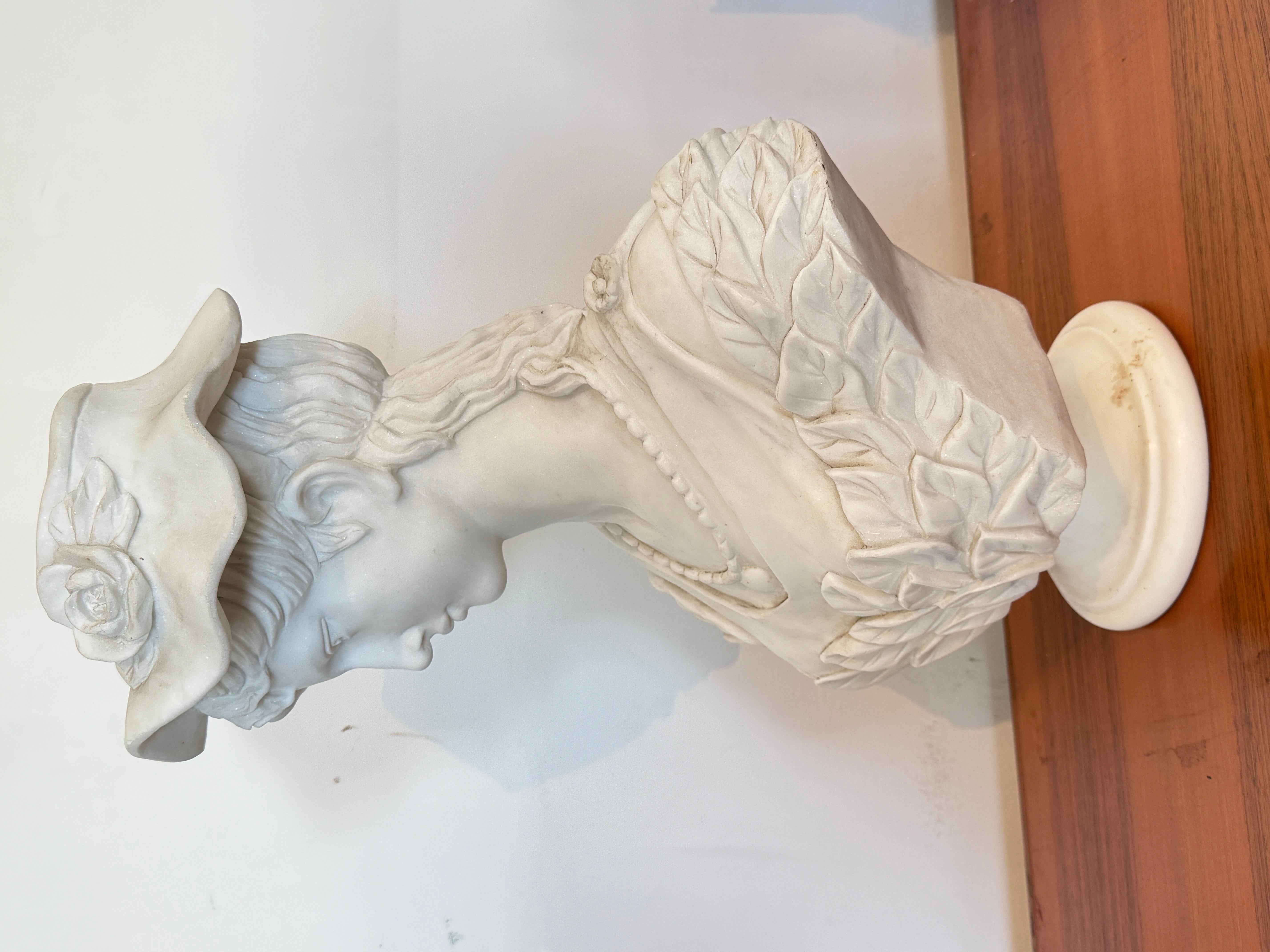 Busto in marmo raffigurante donna di classe con cappello, XX secolo italia (Handgefertigt) im Angebot