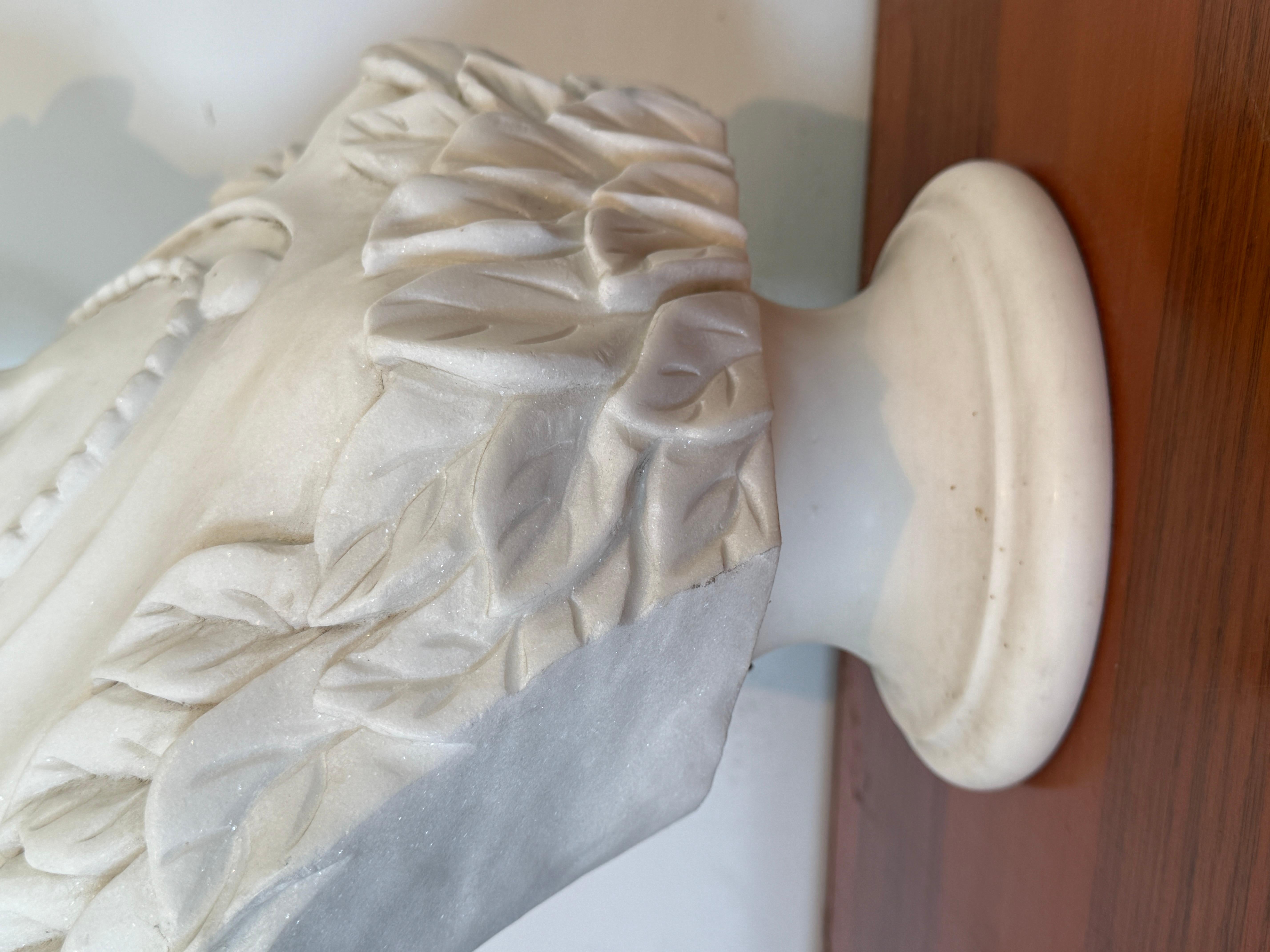 Busto in marmo raffigurante donna di classe con cappello, XX secolo italia im Zustand „Gut“ im Angebot in Cantù, IT
