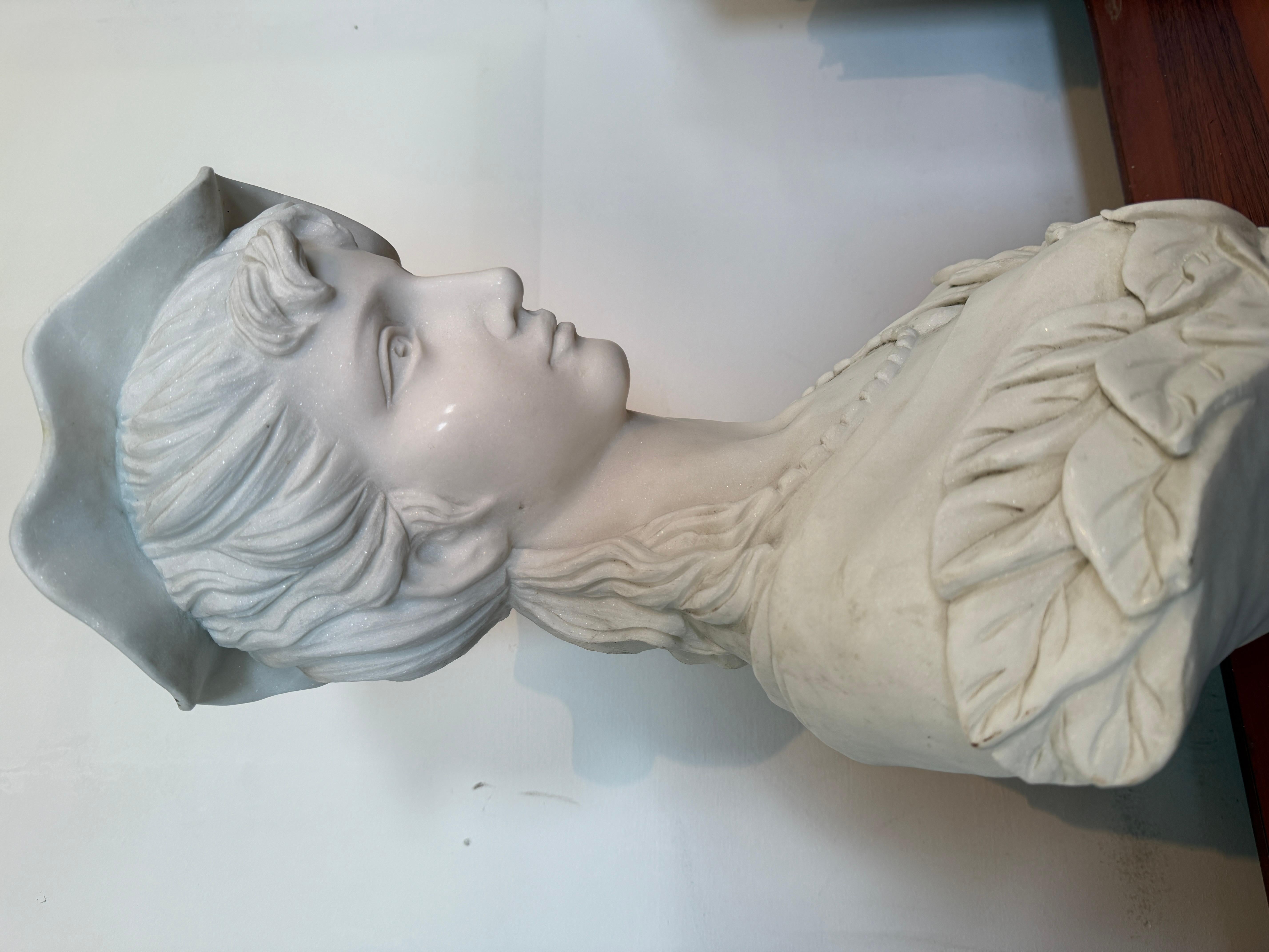 Busto in marmo raffigurante donna di classe con cappello, XX secolo italia (20th Century) im Angebot